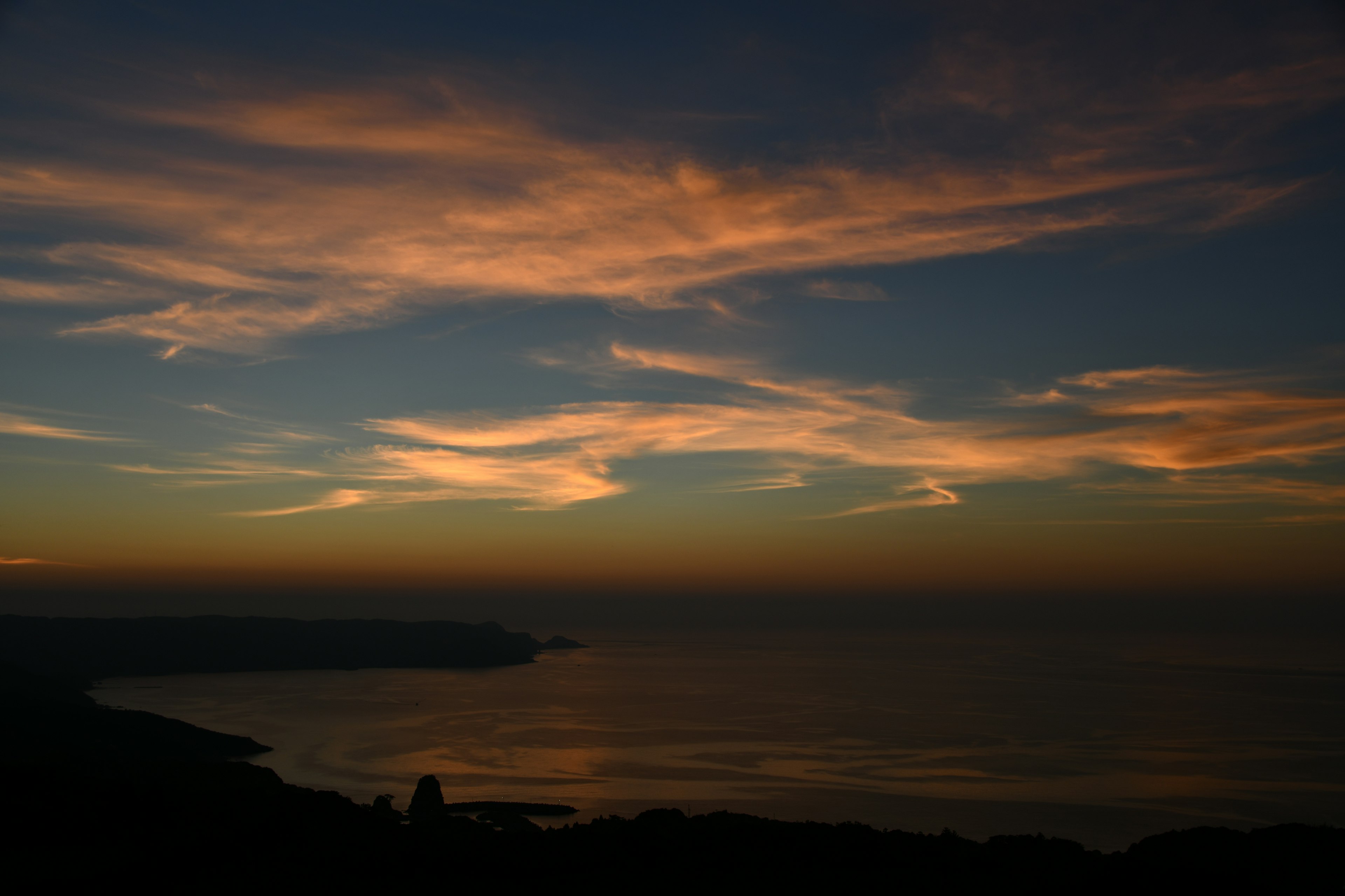 Magnifique coucher de soleil sur l'océan avec un ciel en dégradé d'orange et de bleu