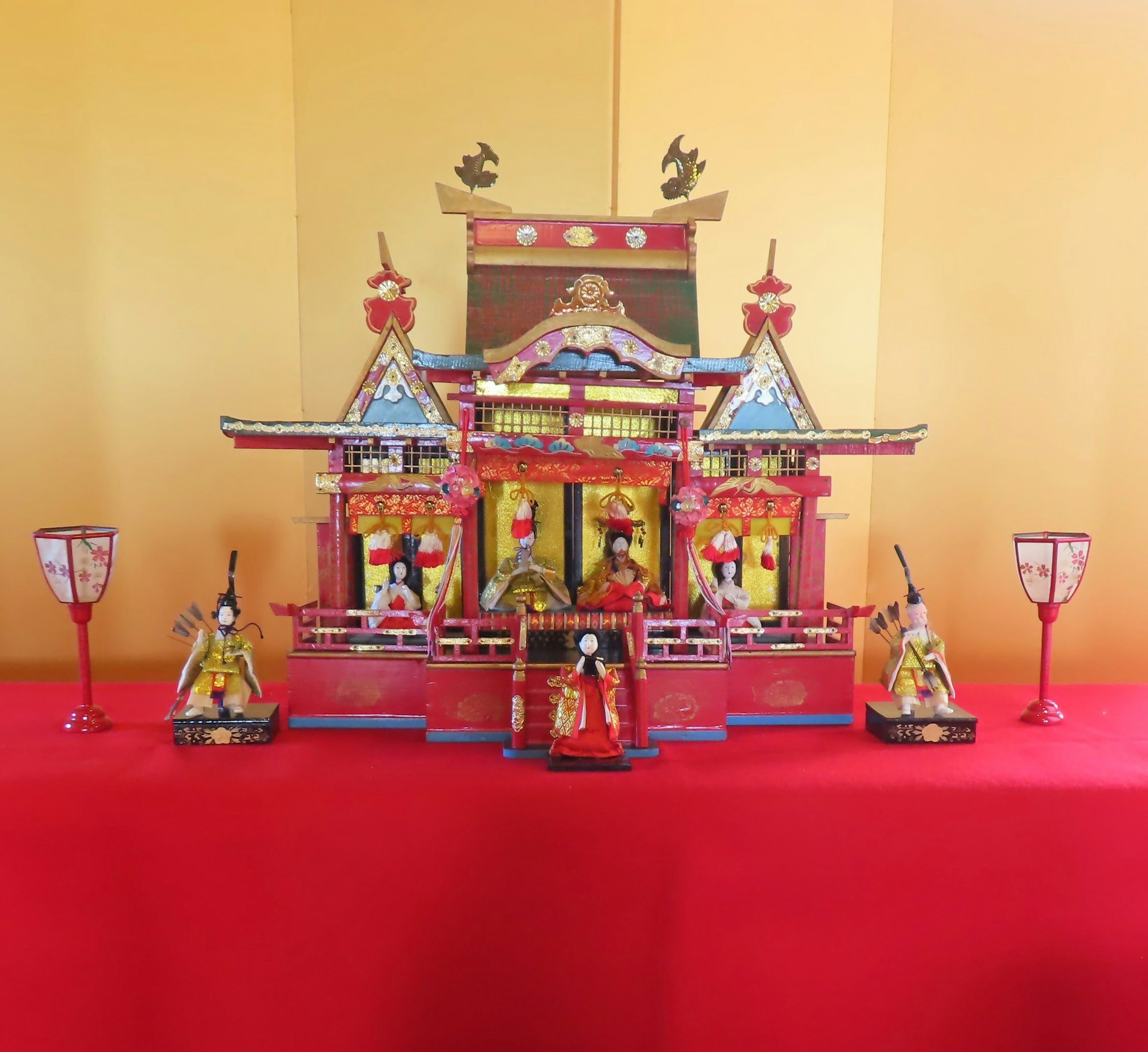 Exhibición tradicional de muñecas Hina japonesas con una plataforma colorida y ornamentada