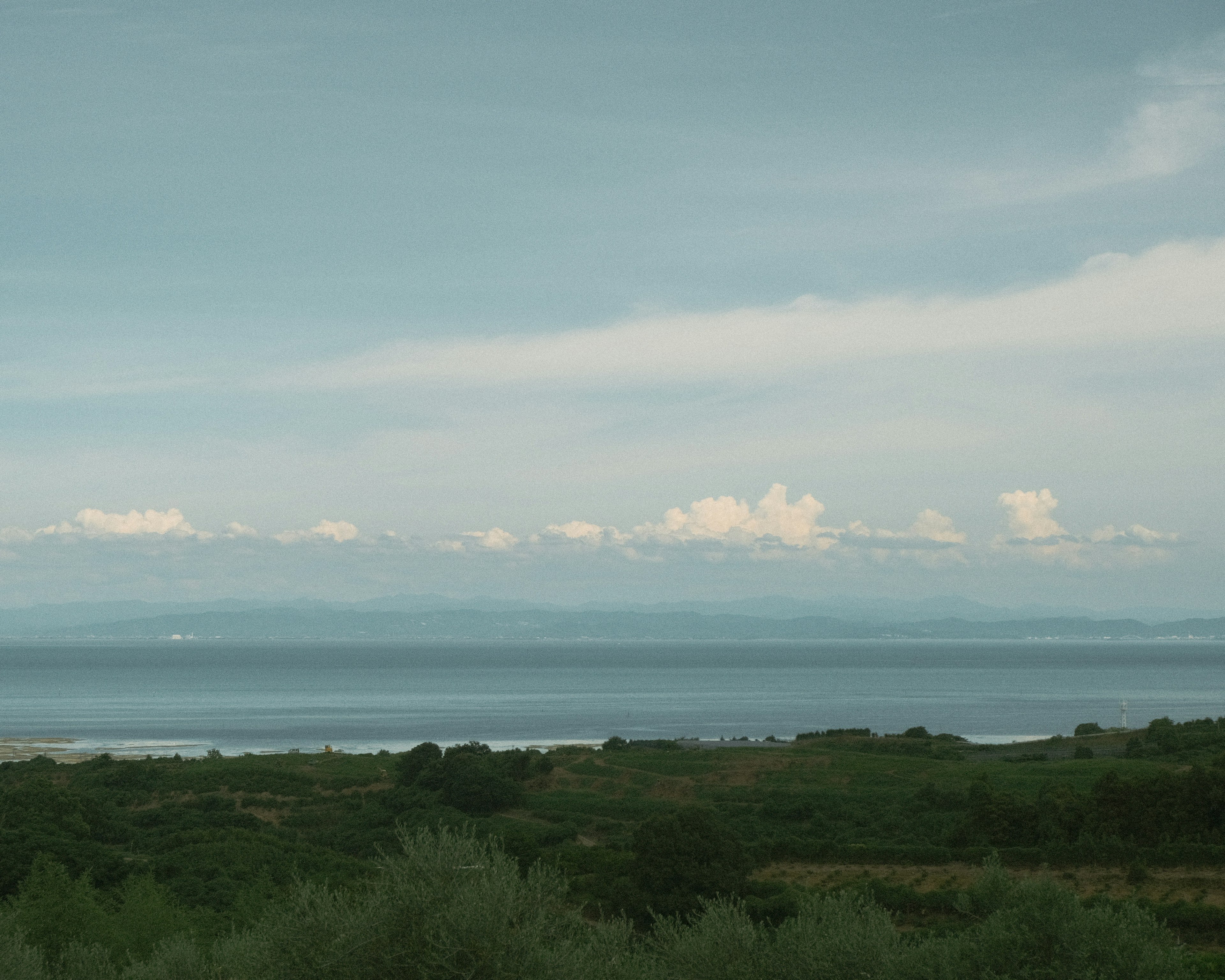 Vista serena del mar con nubes en el cielo