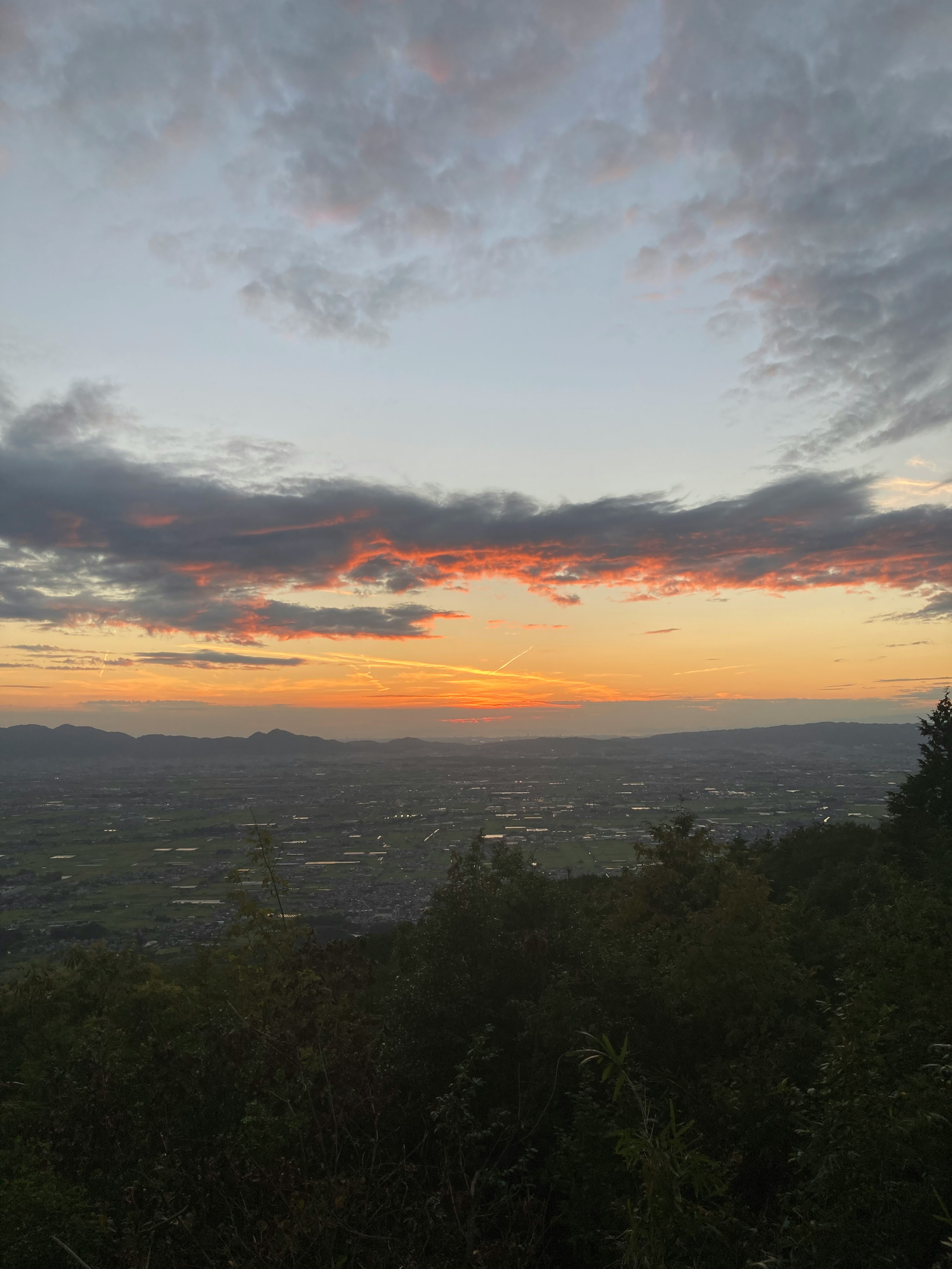 日落景觀山脈和廣闊的天空橙色光照亮地平線