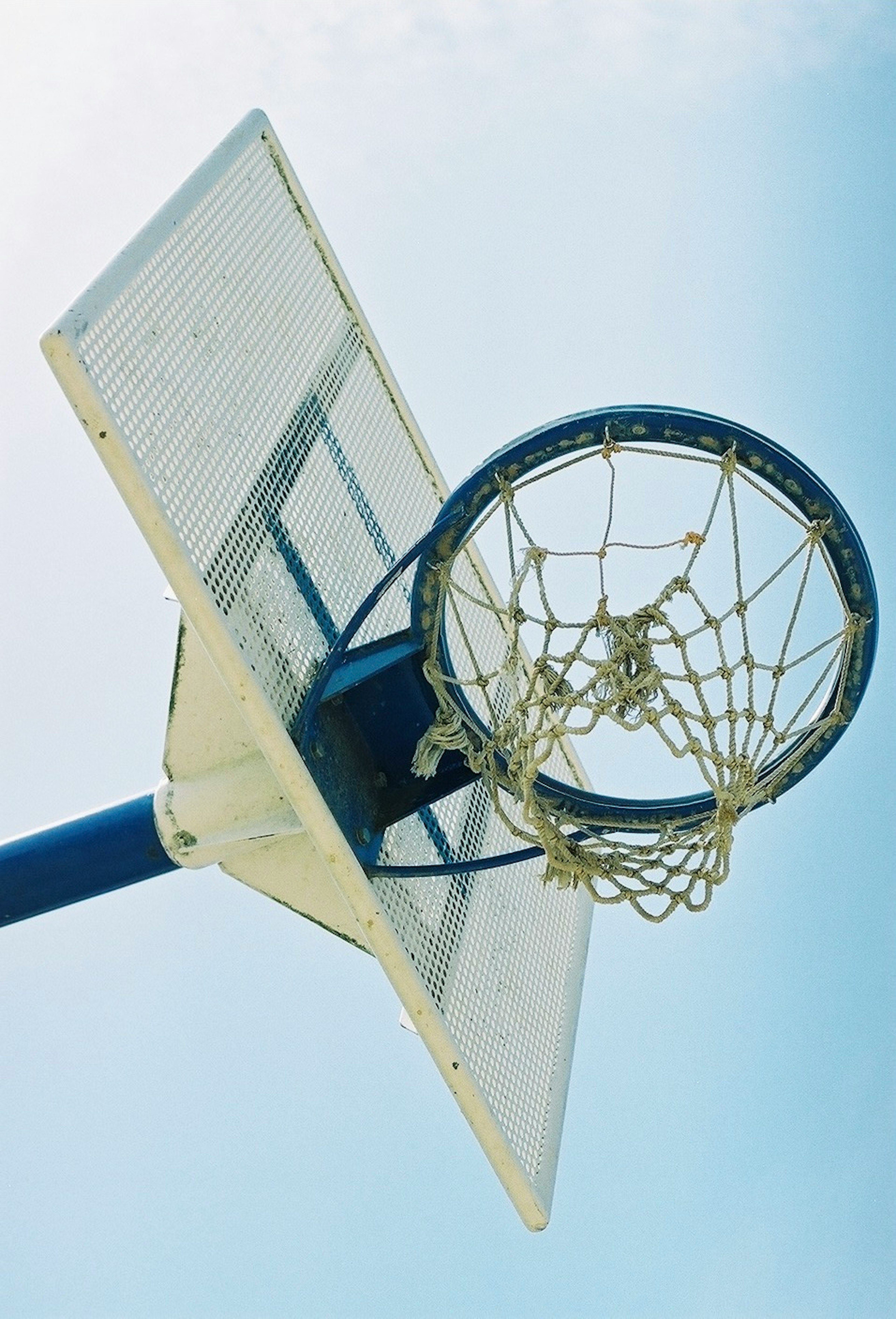 Aro de baloncesto y red bajo un cielo azul