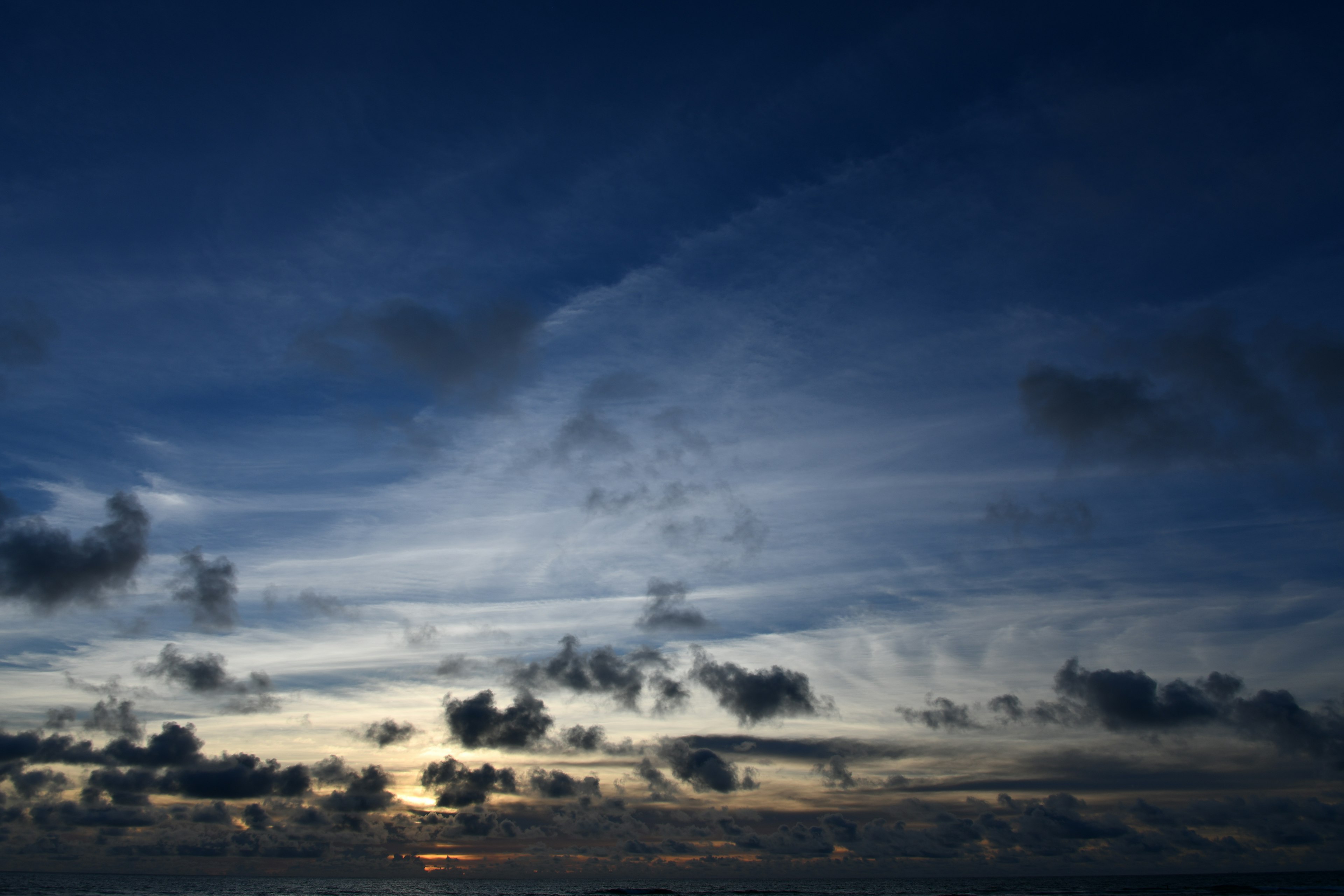 Cielo al atardecer con nubes azules y luz suave