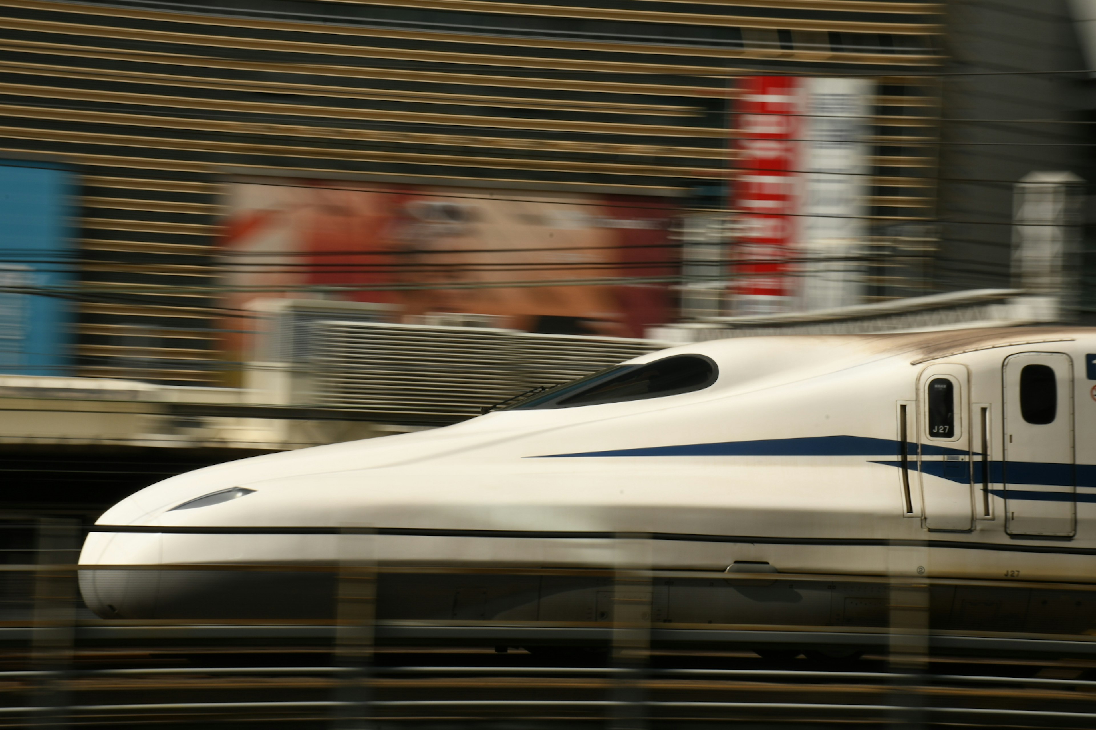 Image mettant en avant le design aérodynamique et la vitesse d'un Shinkansen