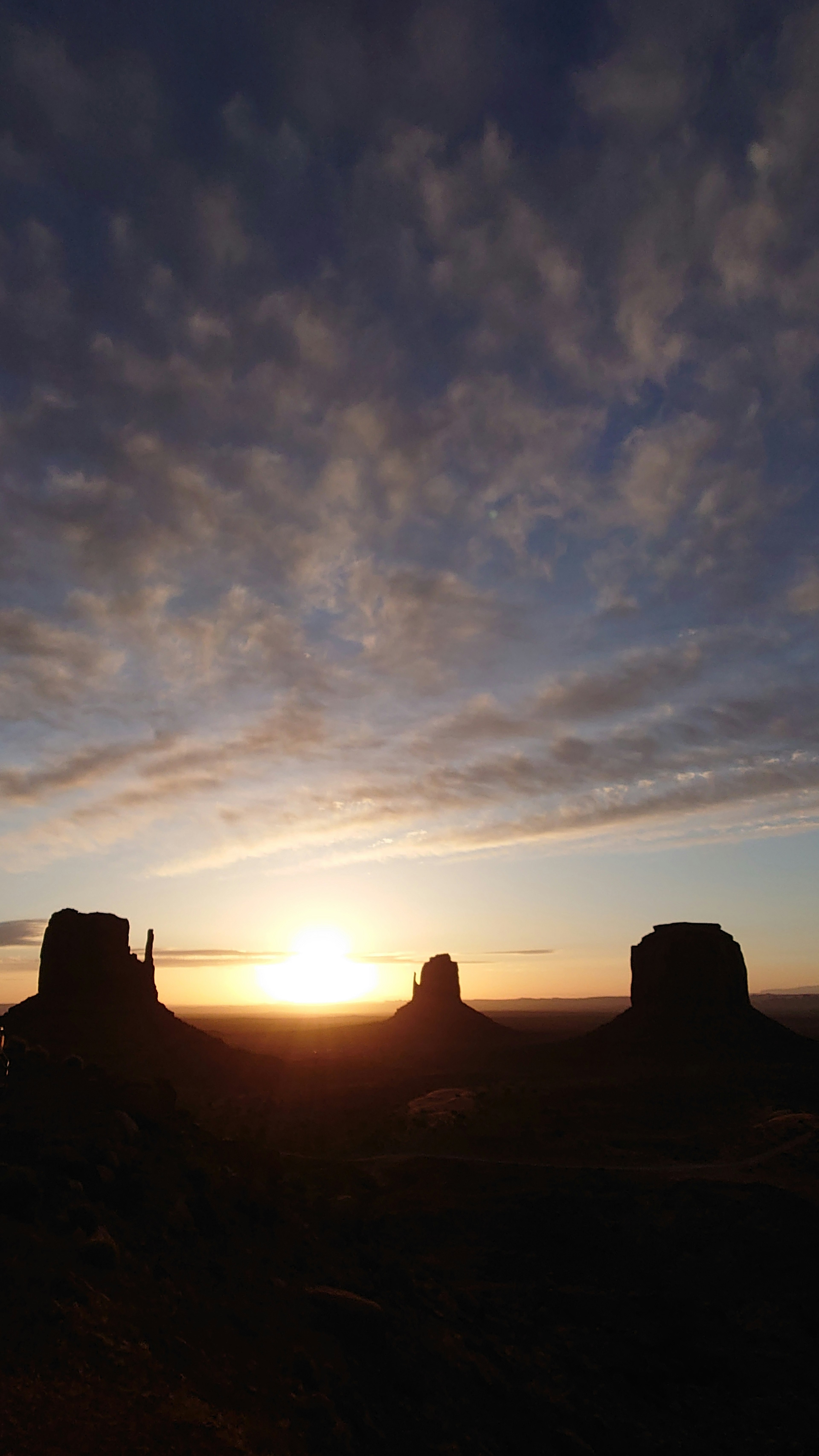 Silhouette des Monument Valley beim Sonnenuntergang