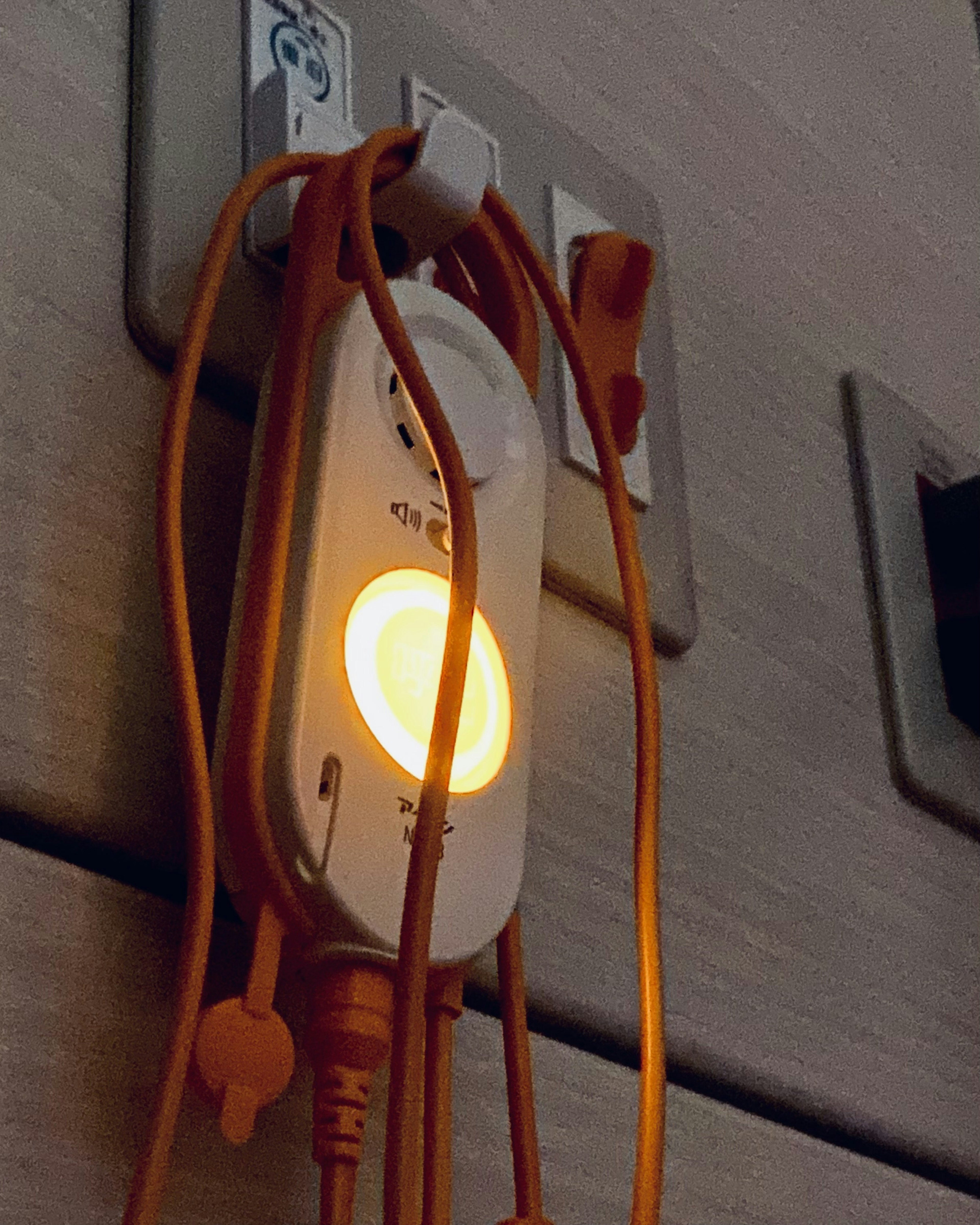 Multiprise avec lumière orange branchée au mur