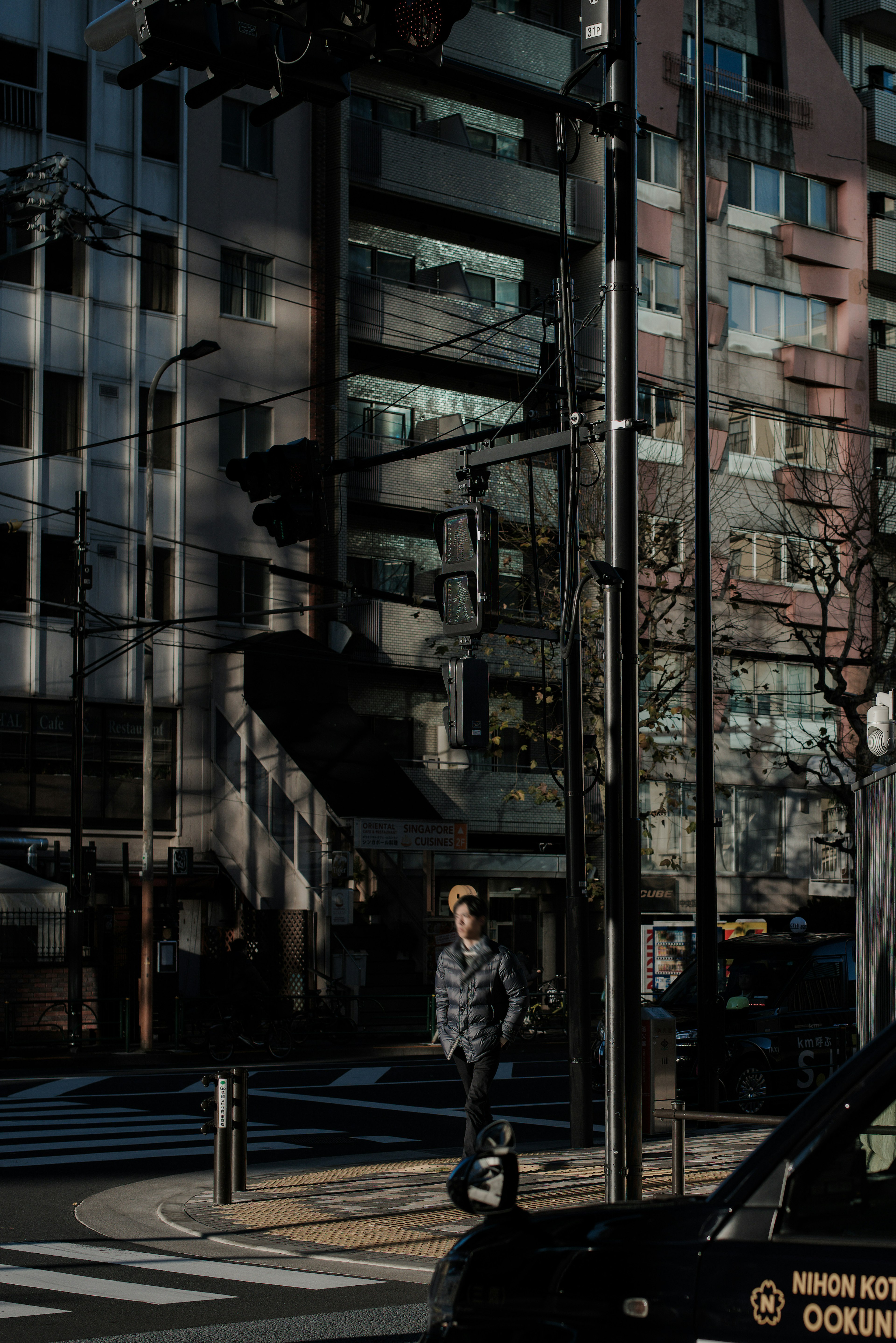 Homme marchant dans un cadre urbain avec des reflets de bâtiment