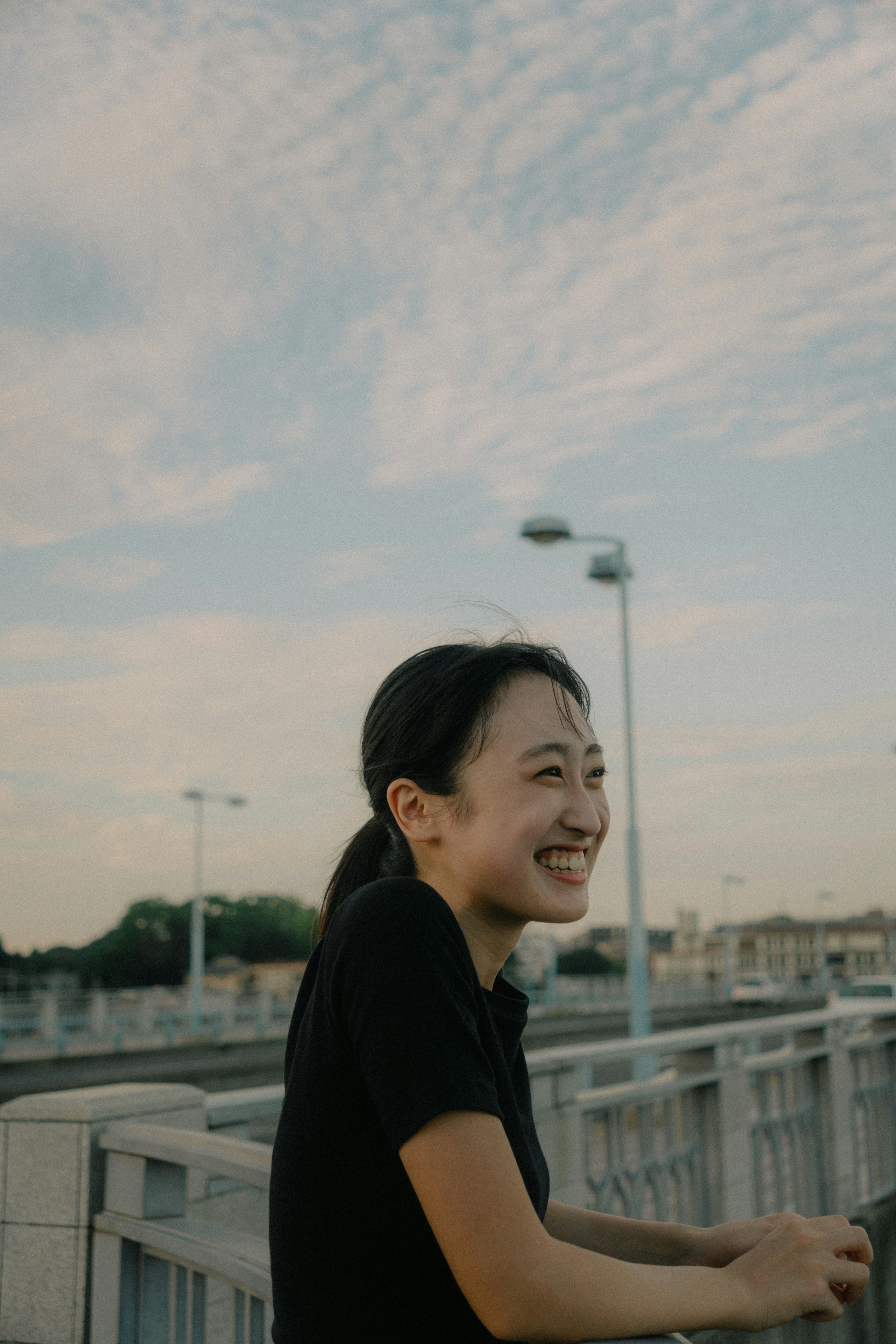 Portrait d'une femme souriante sous un ciel bleu