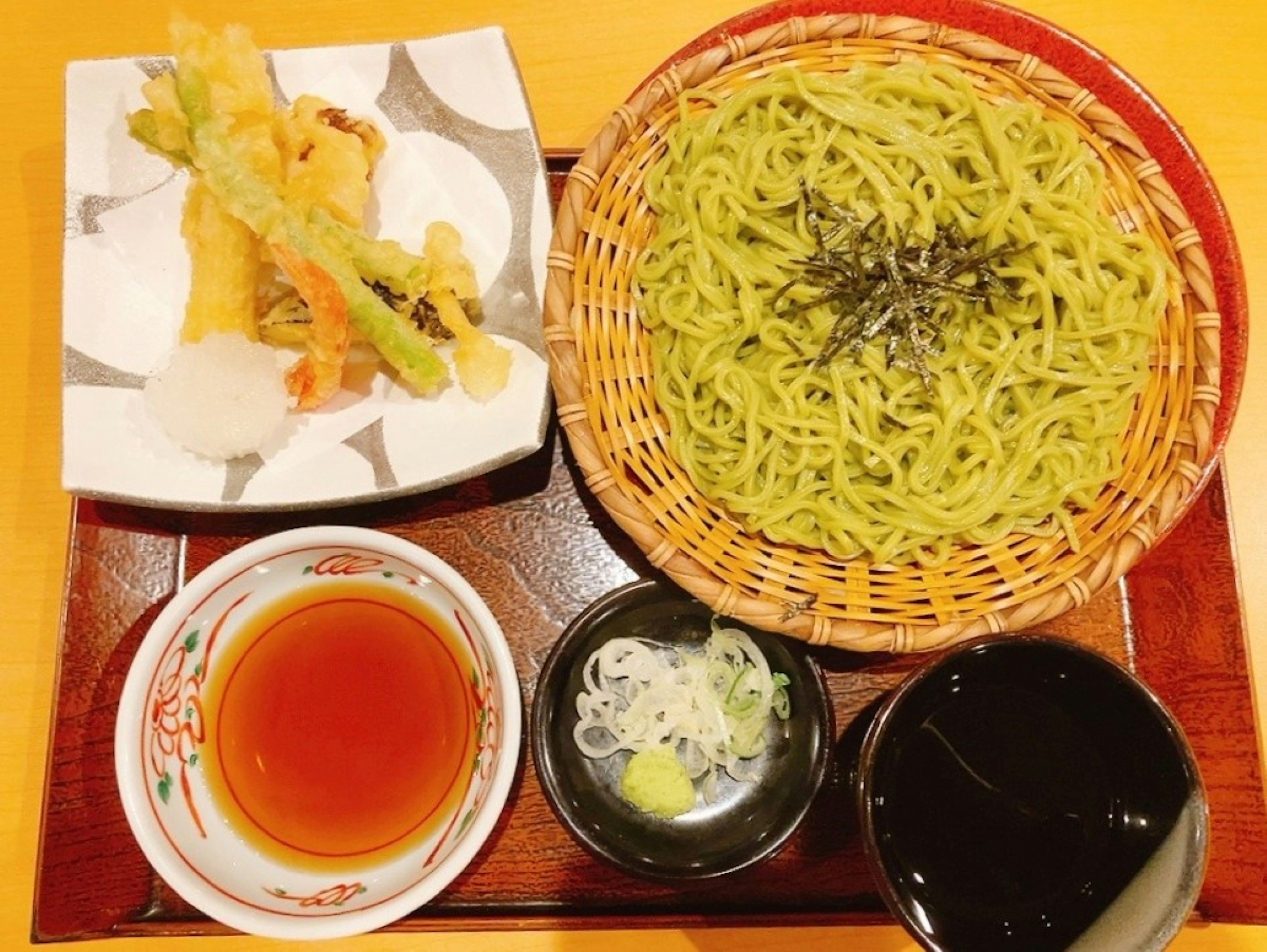 Fideos soba verdes servidos con tempura