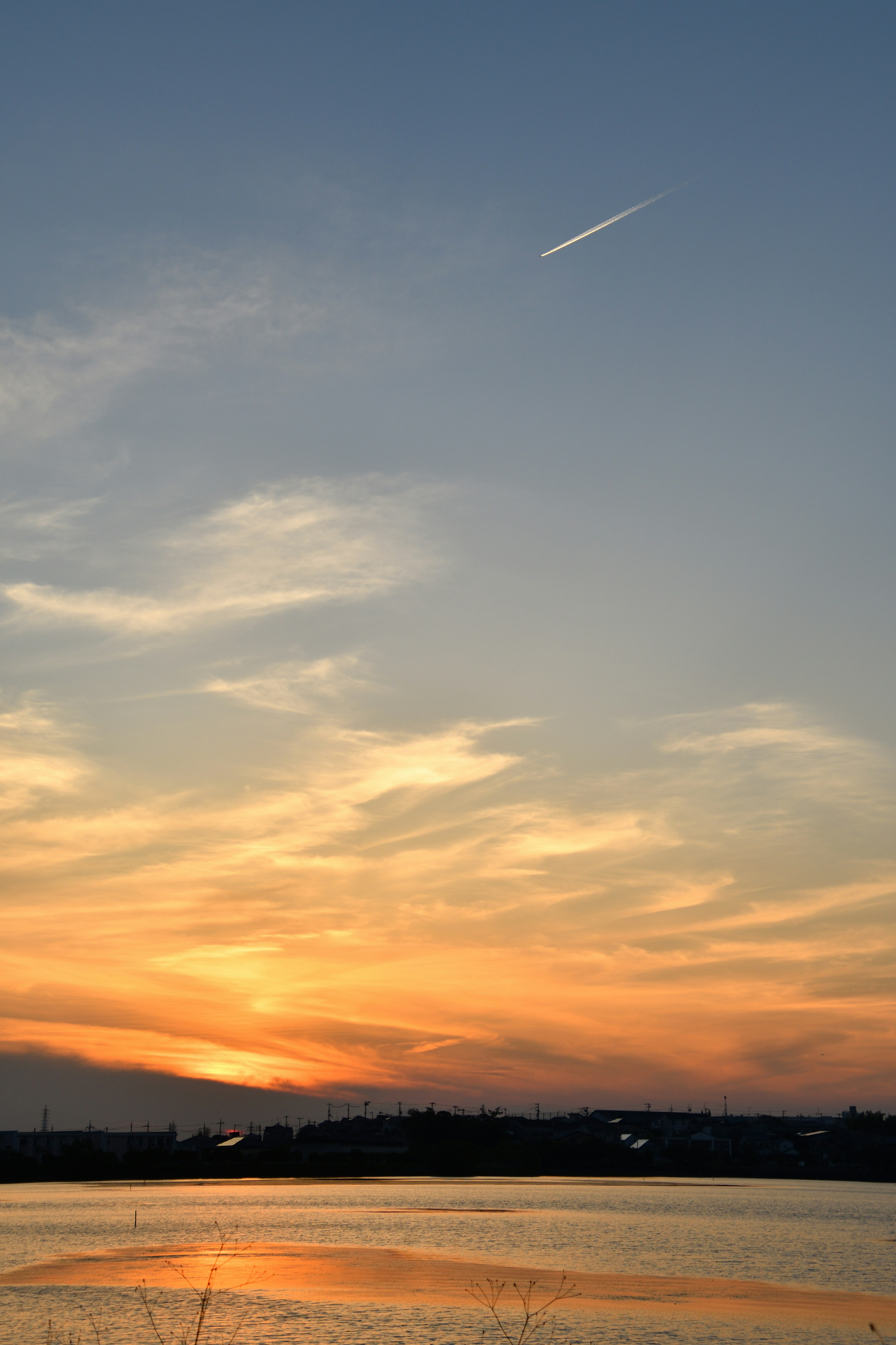 Pemandangan indah dengan langit senja dan refleksi di air