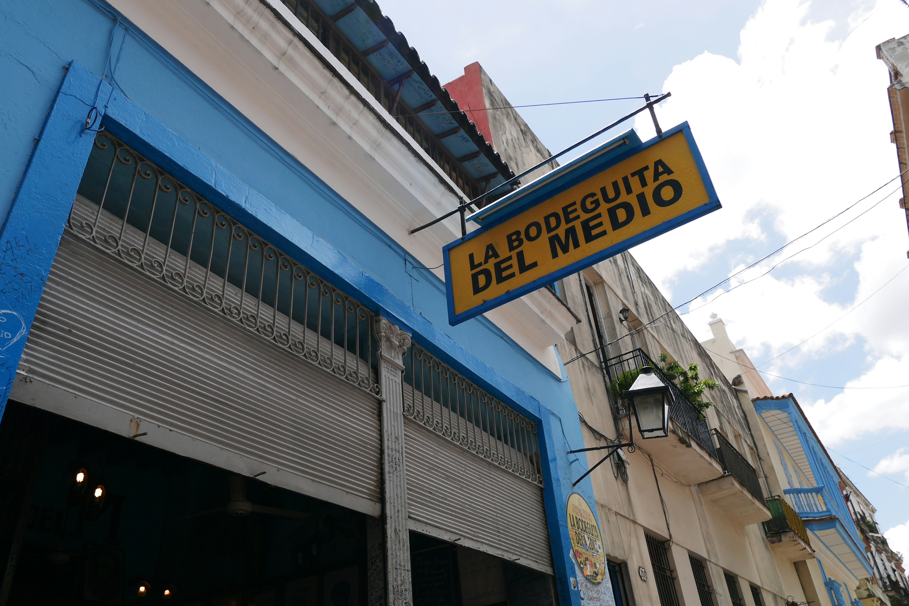 Ein Geschäft mit blauer Wand und dem Schild La Bodeguita del Medio sichtbar