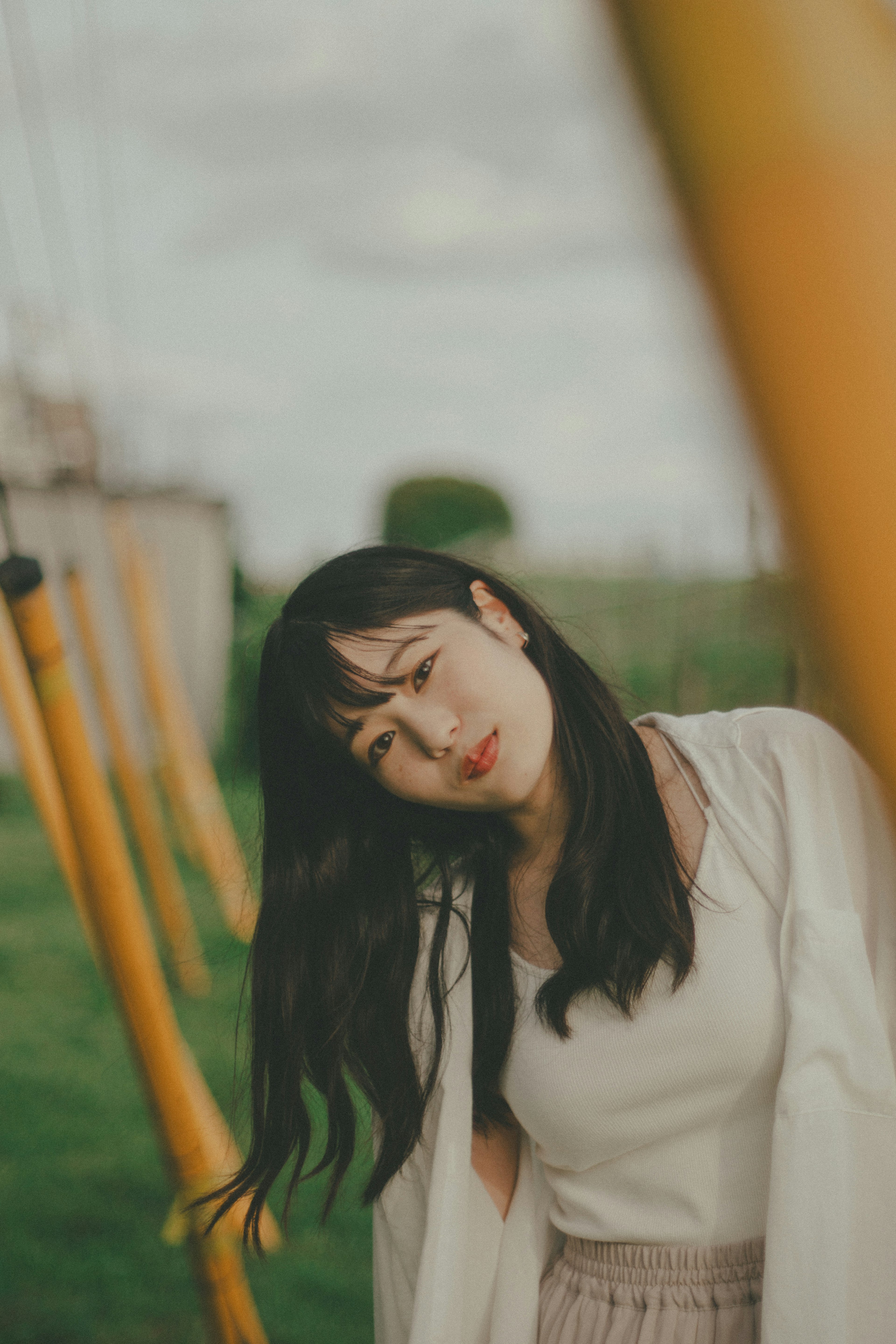 公園のブランコの近くで微笑む女性のポートレート