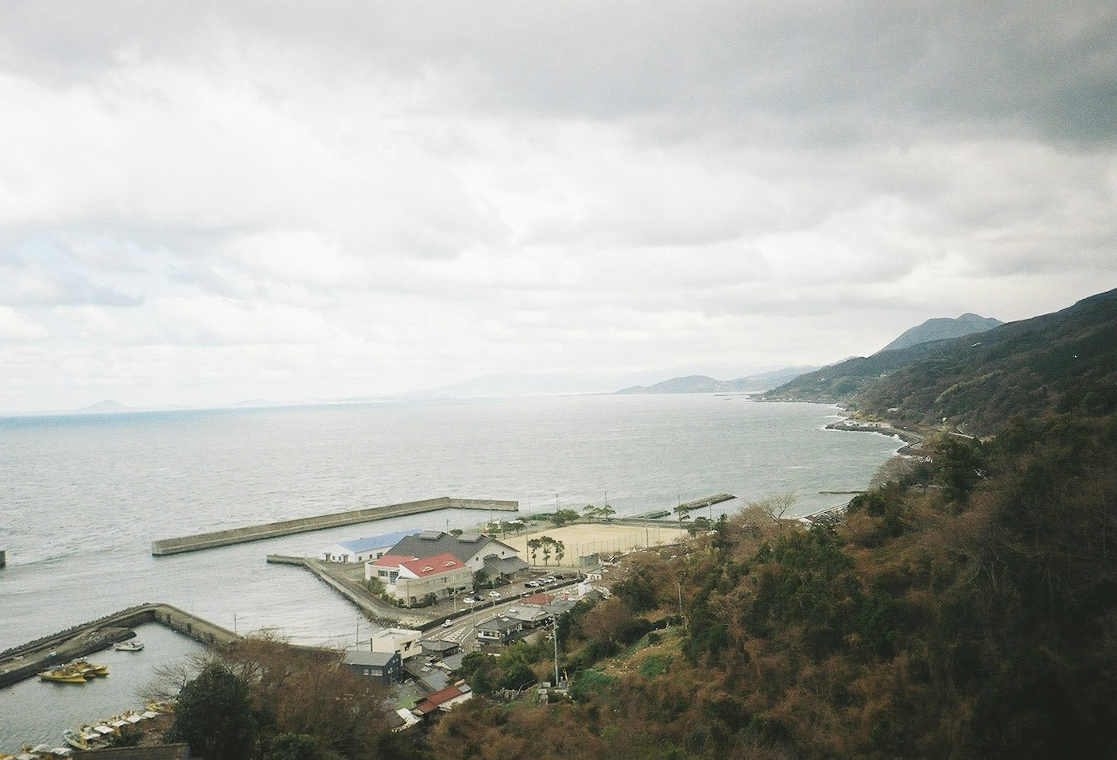 海岸線と港が見える風景 雲が多い空と穏やかな海