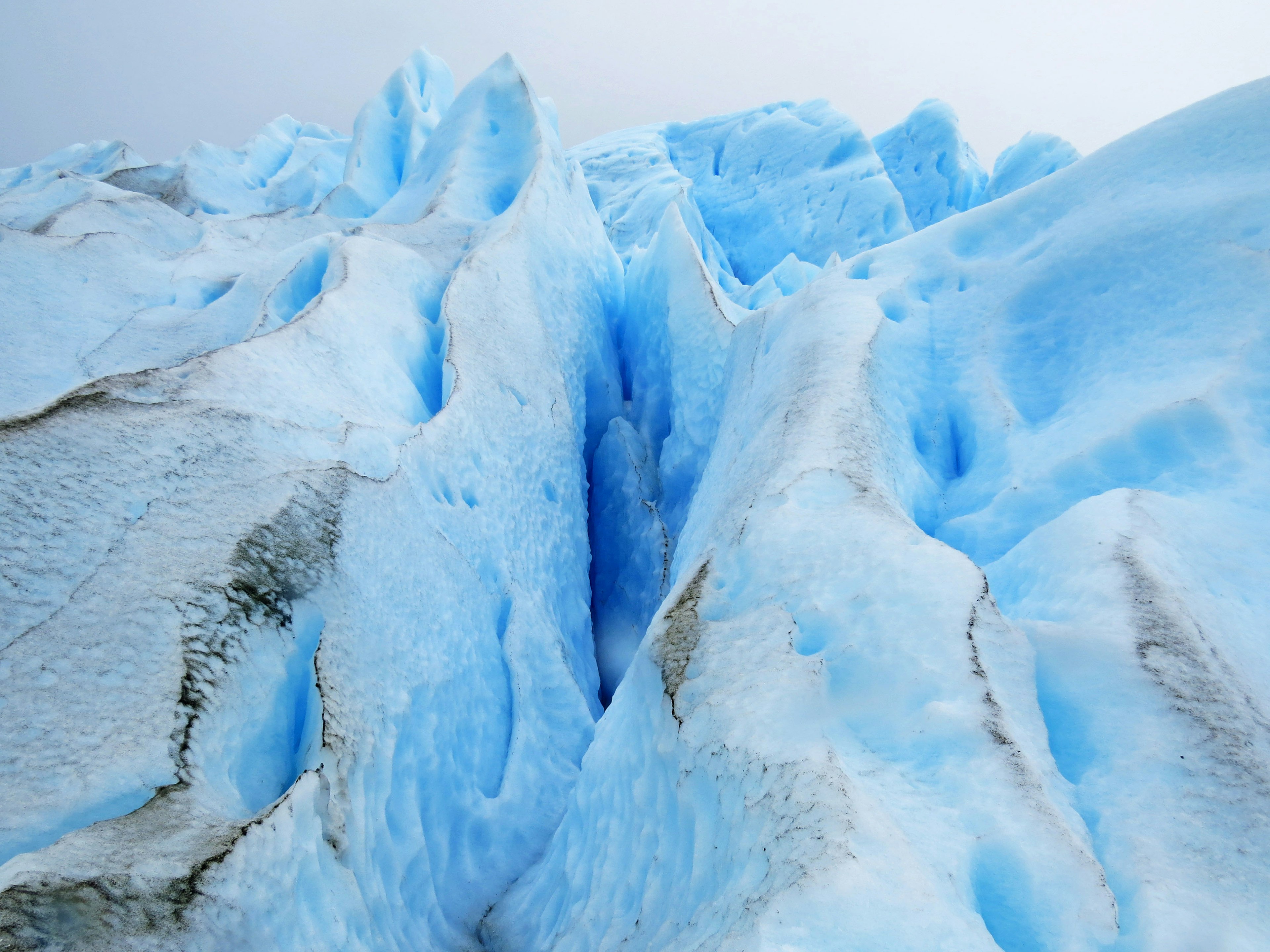 Vista dettagliata delle crepe e crepacci di ghiaccio blu glaciale