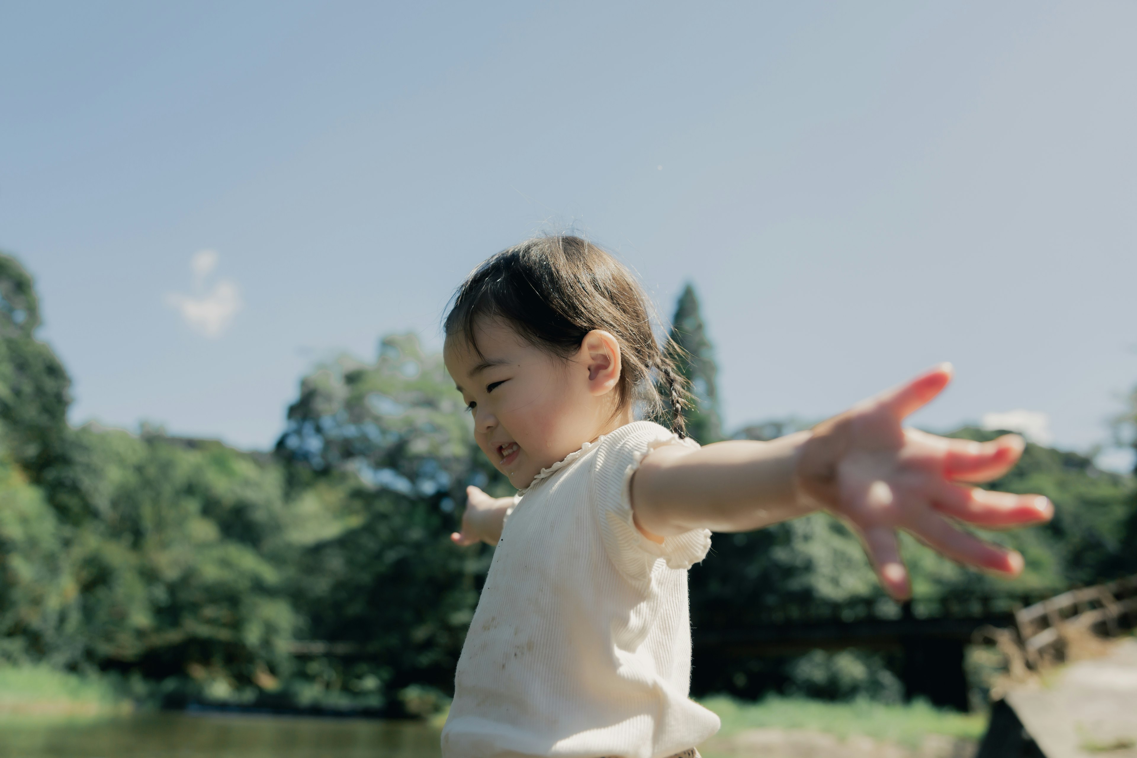 Bambino con le braccia aperte in un ambiente naturale