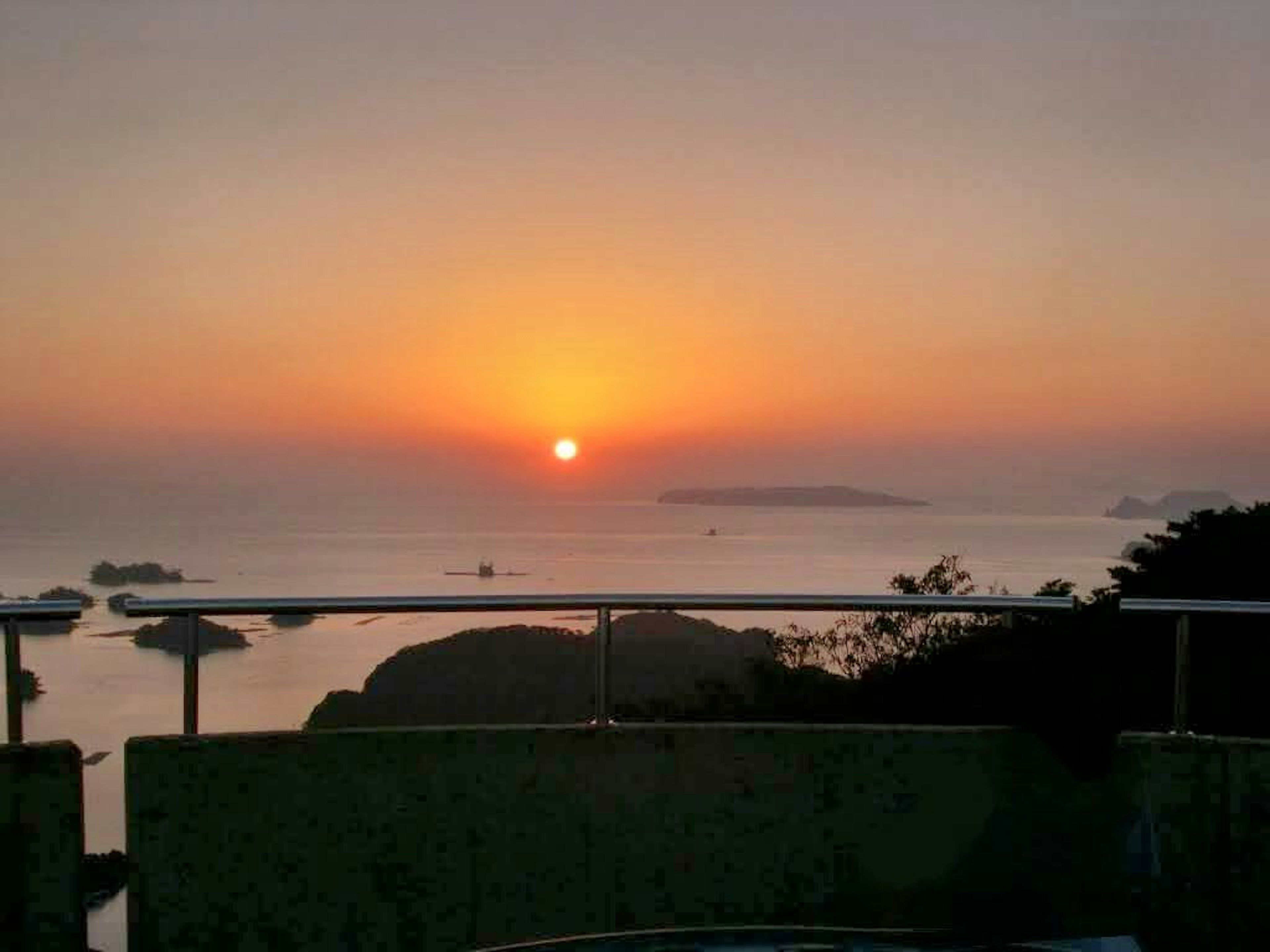 Hermoso atardecer sobre el océano visto desde un balcón