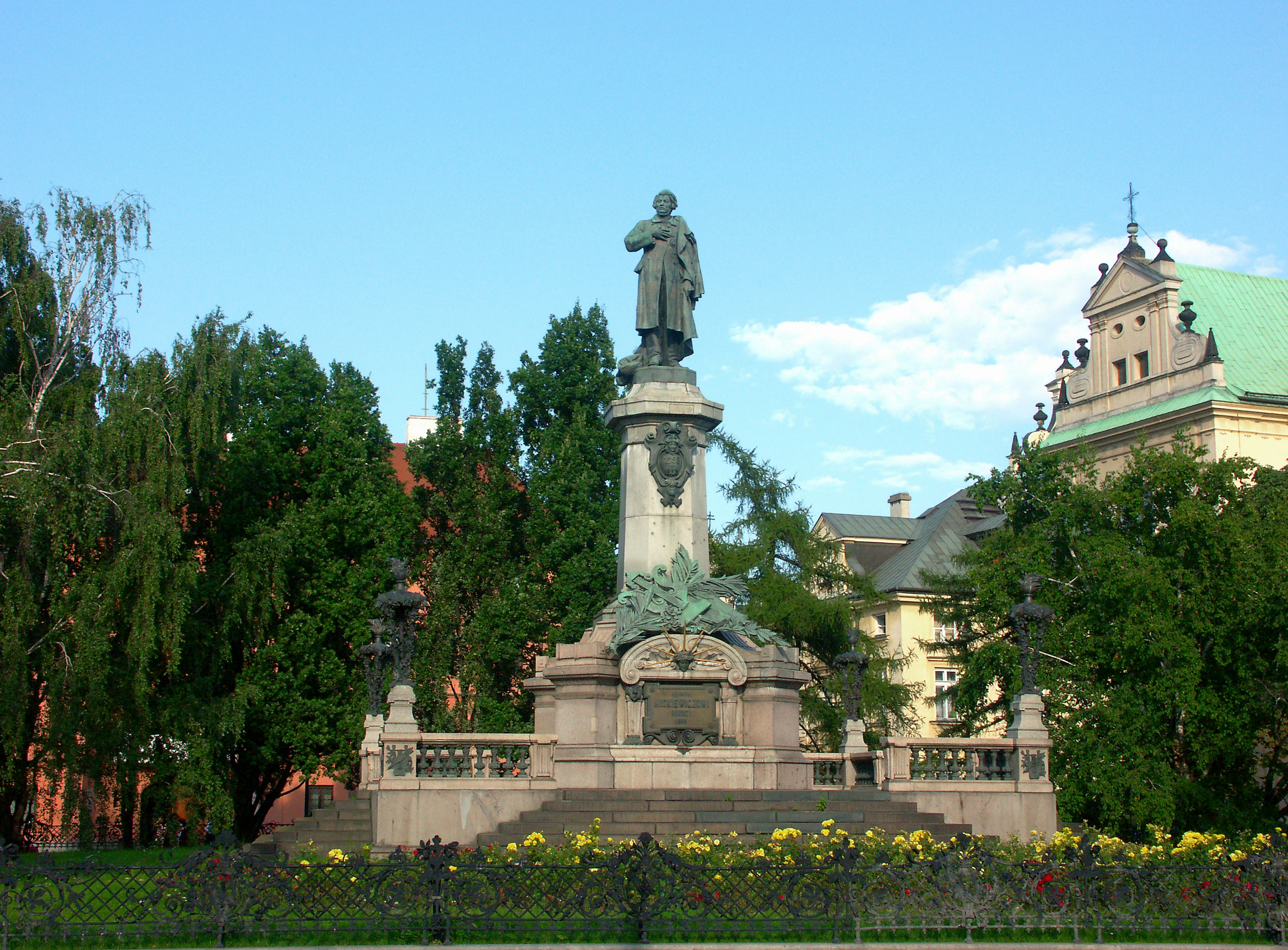 Statua in un parco circondata da vegetazione lussureggiante