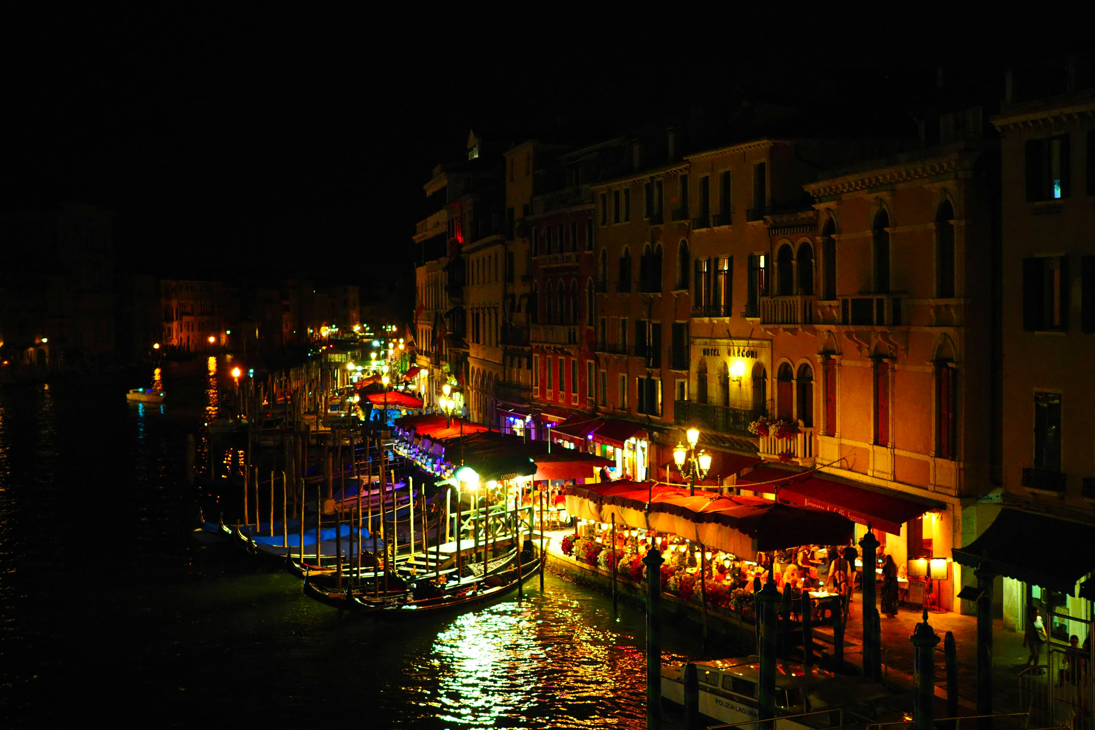 Hermosa vista del canal de Venecia con cafeterías y botes de noche