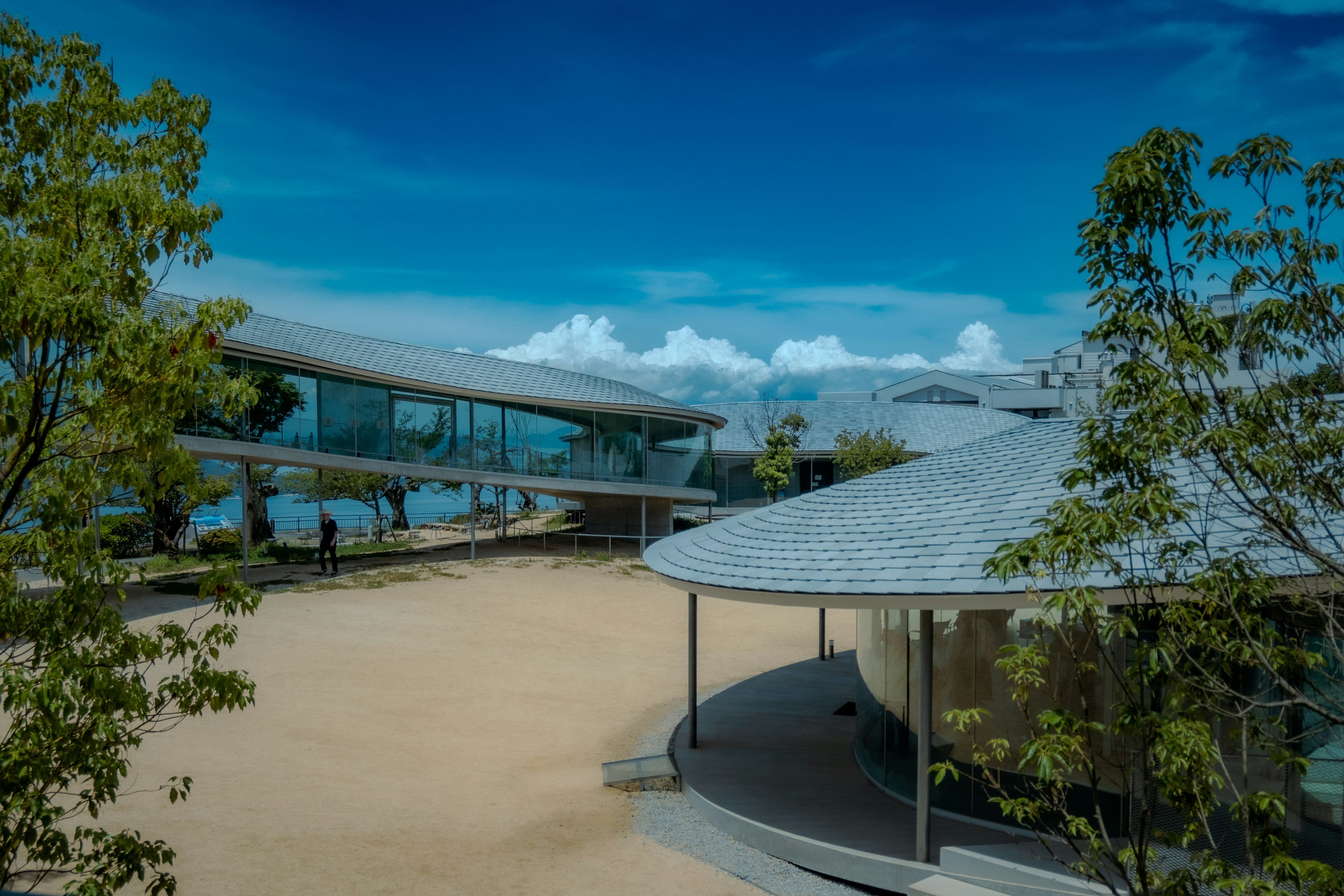 Strutture architettoniche moderne circondate da vegetazione e cielo blu