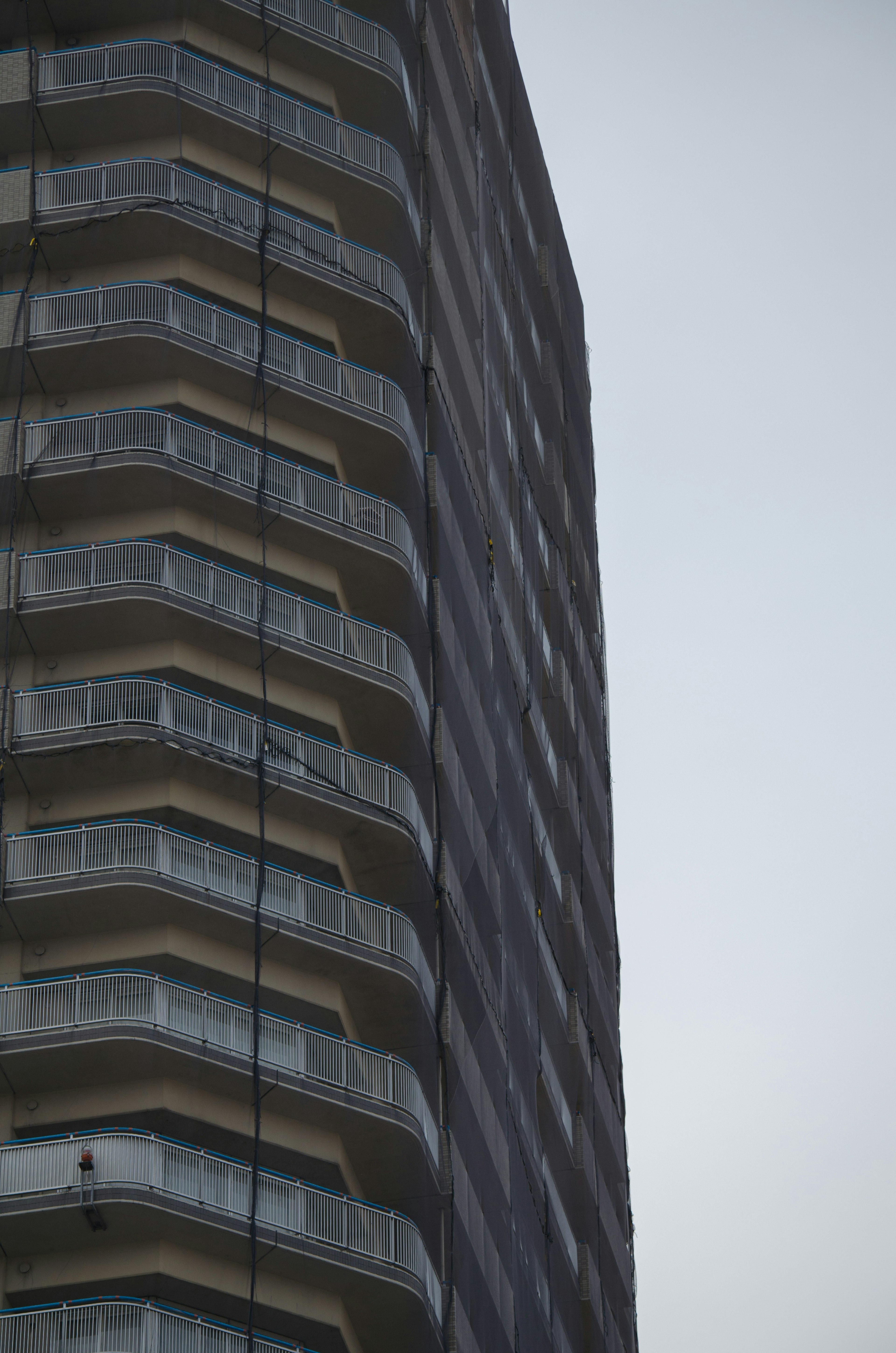 Détail d'un immeuble de grande hauteur avec balcons et extérieur