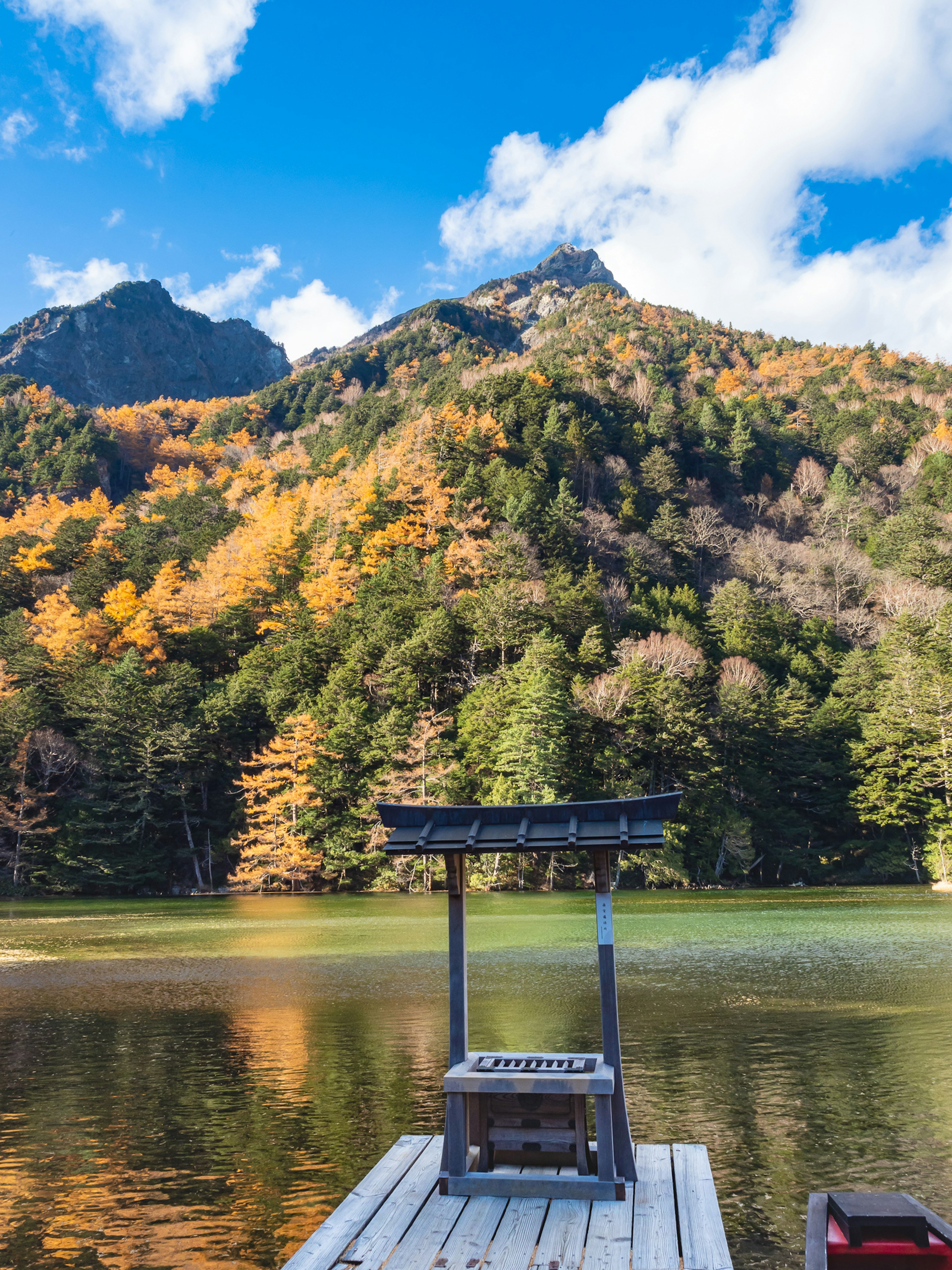 美しい秋の山々と静かな湖の風景