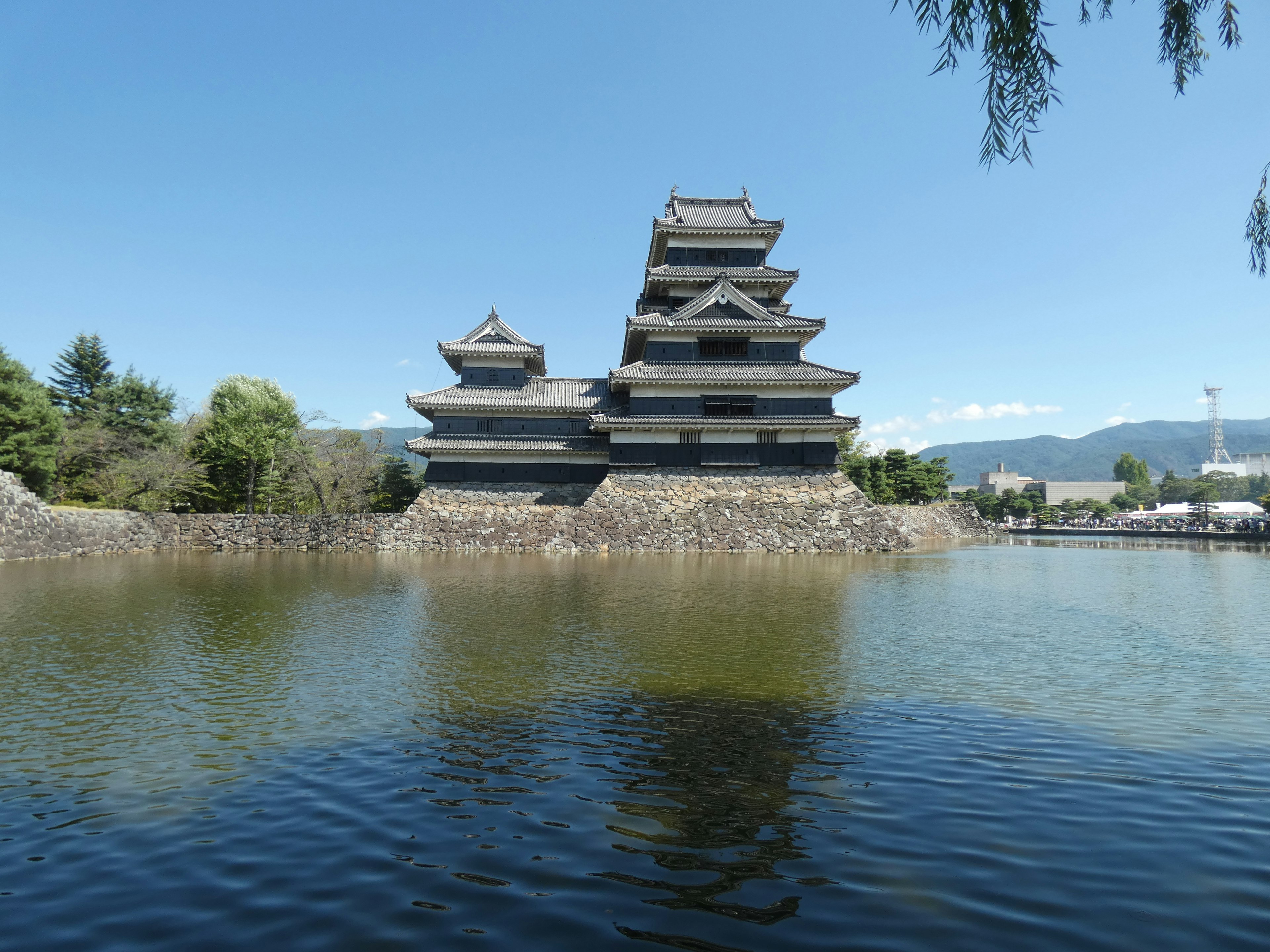 Castello di Matsumoto con architettura nera e riflesso sull'acqua