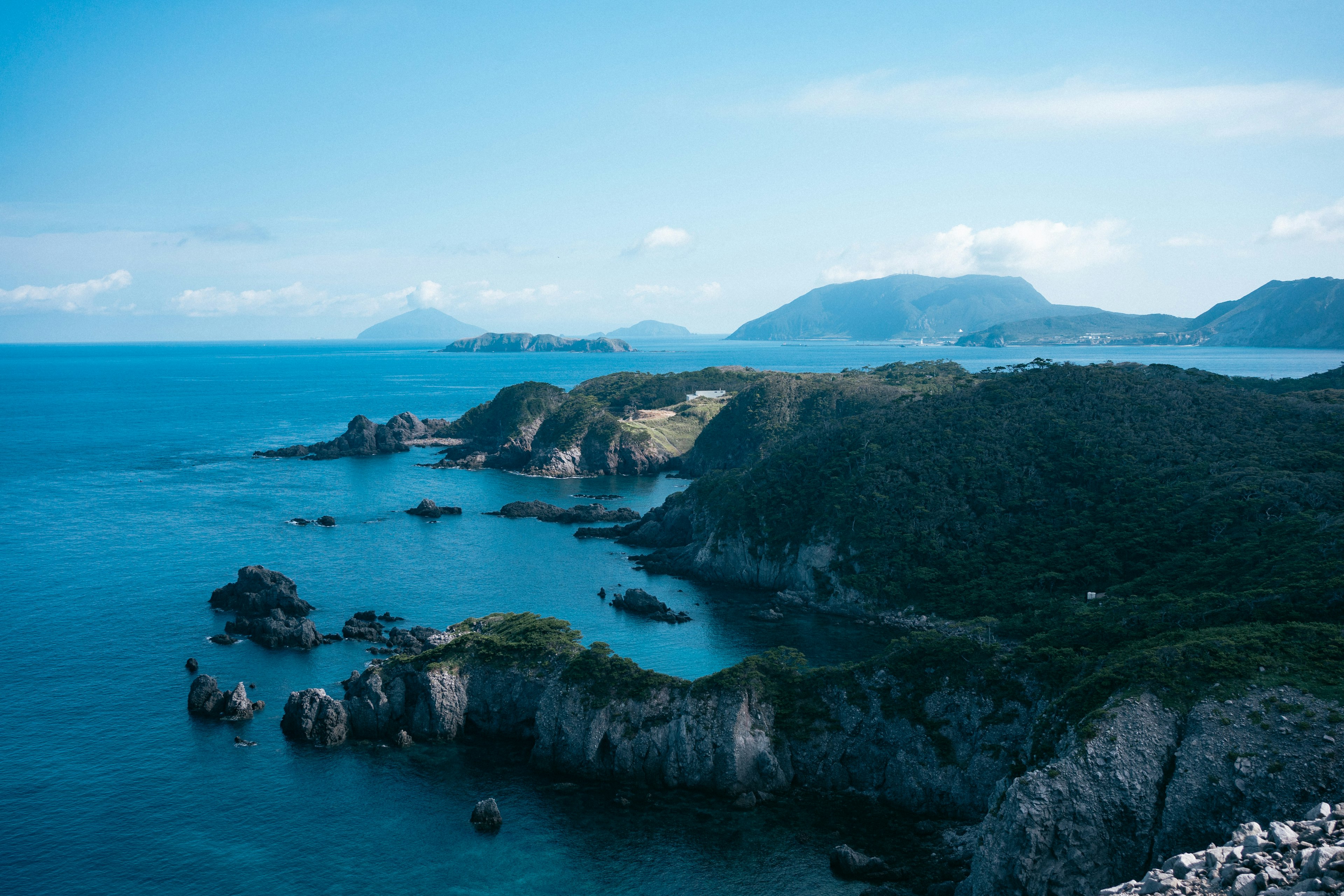 Panoramablick auf den blauen Ozean und grüne Hügel