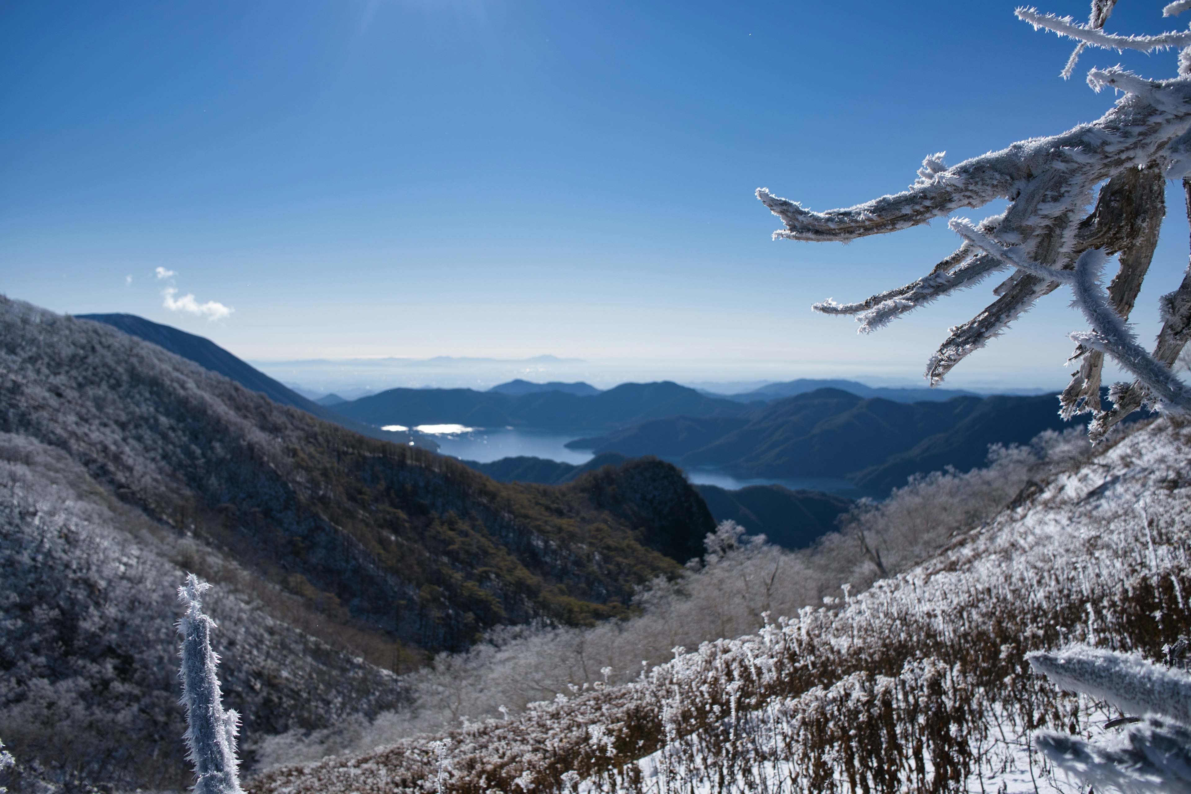 Montagnes enneigées sous un ciel bleu dégagé