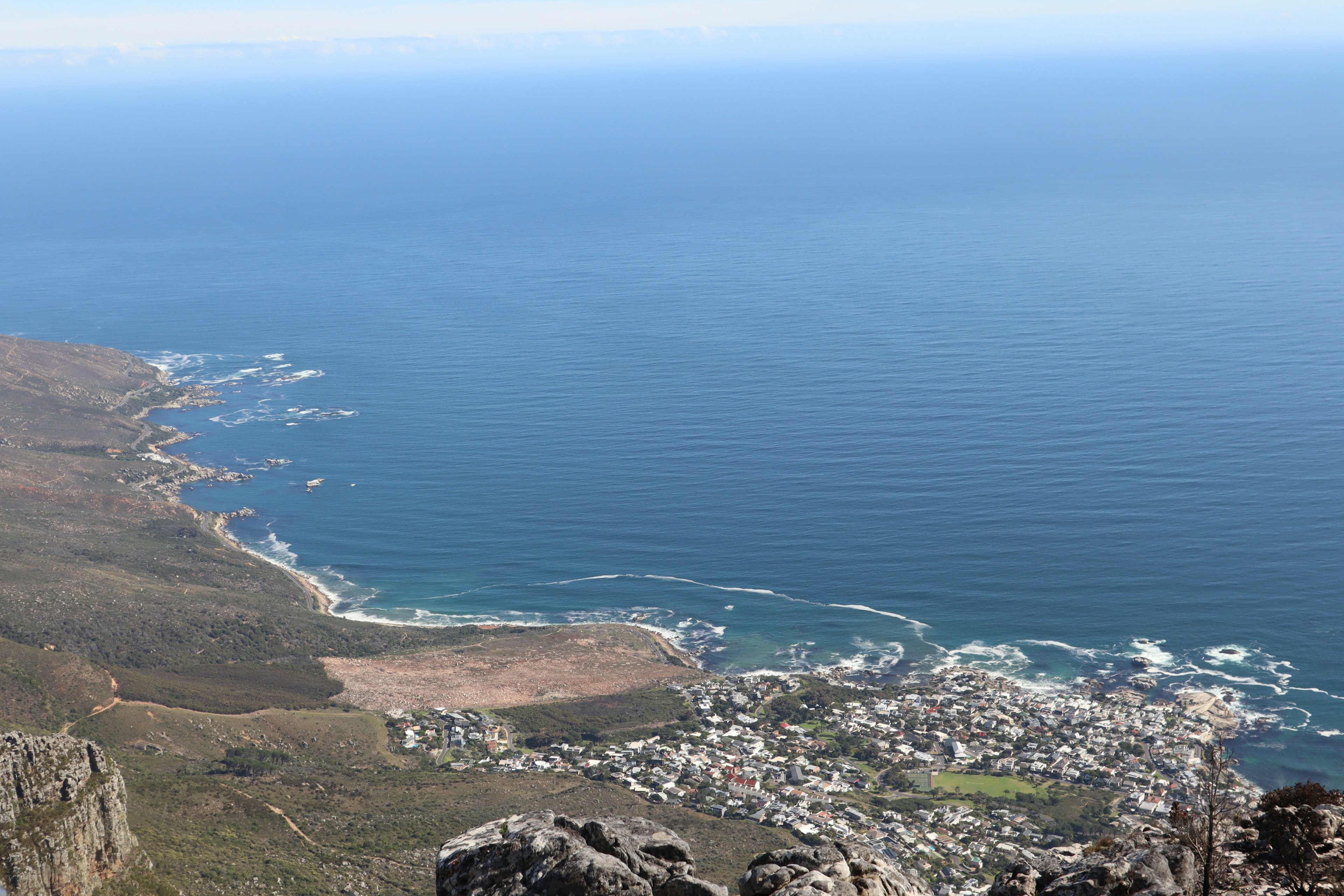 Panoramablick auf die Küste und den blauen Ozean vom Tafelberg