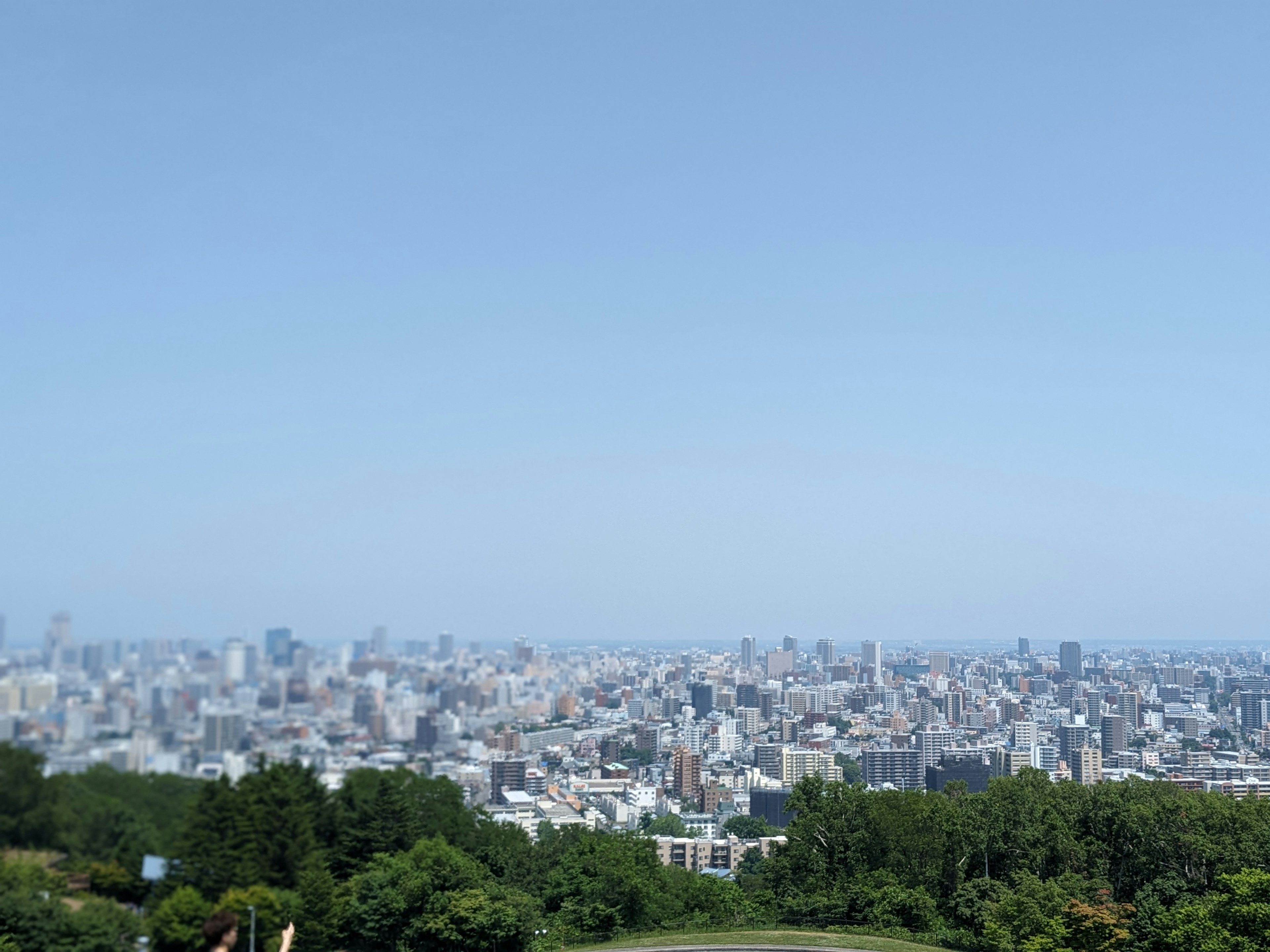 Extensa vista de la ciudad bajo un cielo azul claro