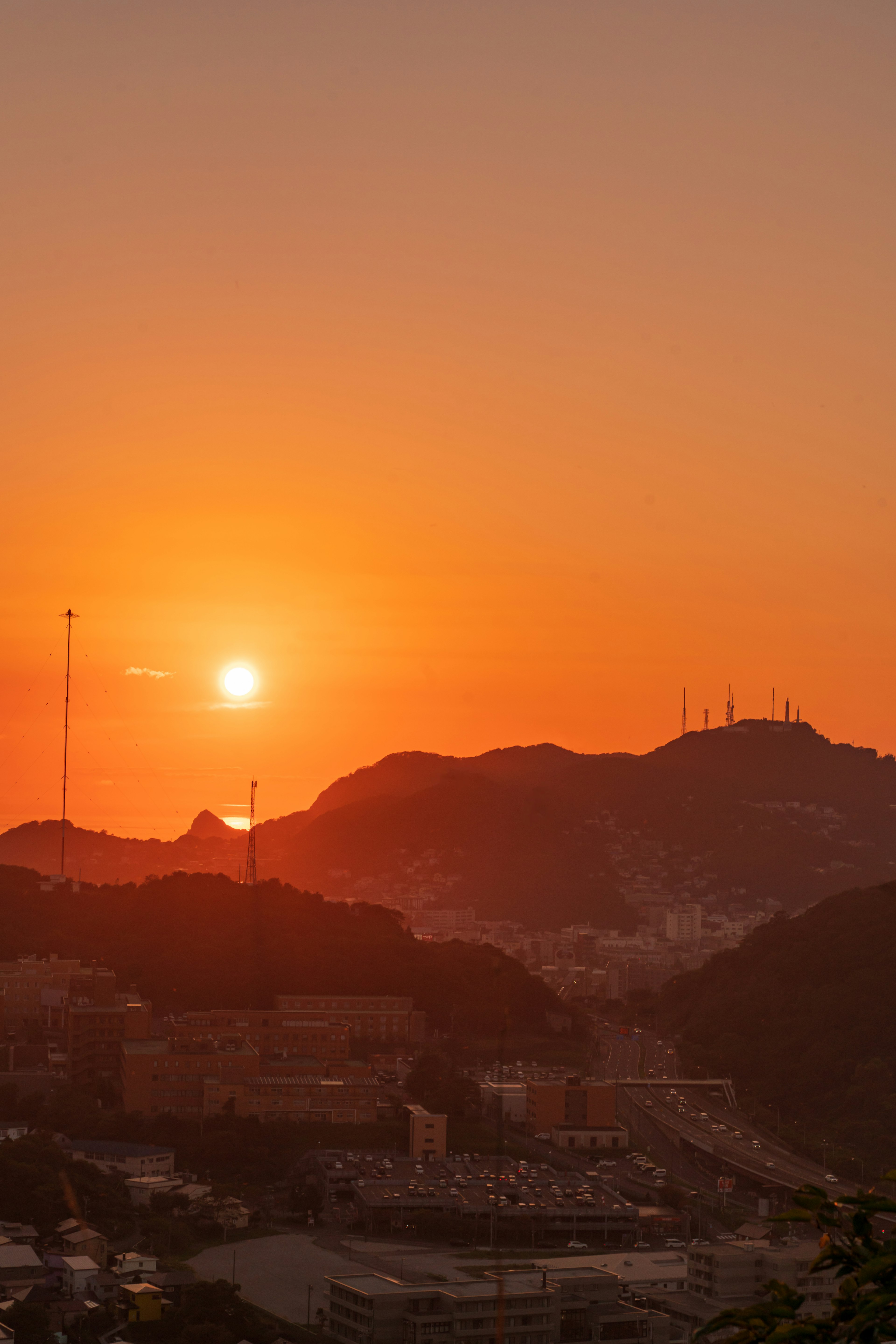 夕日が山々の間に沈む美しい風景