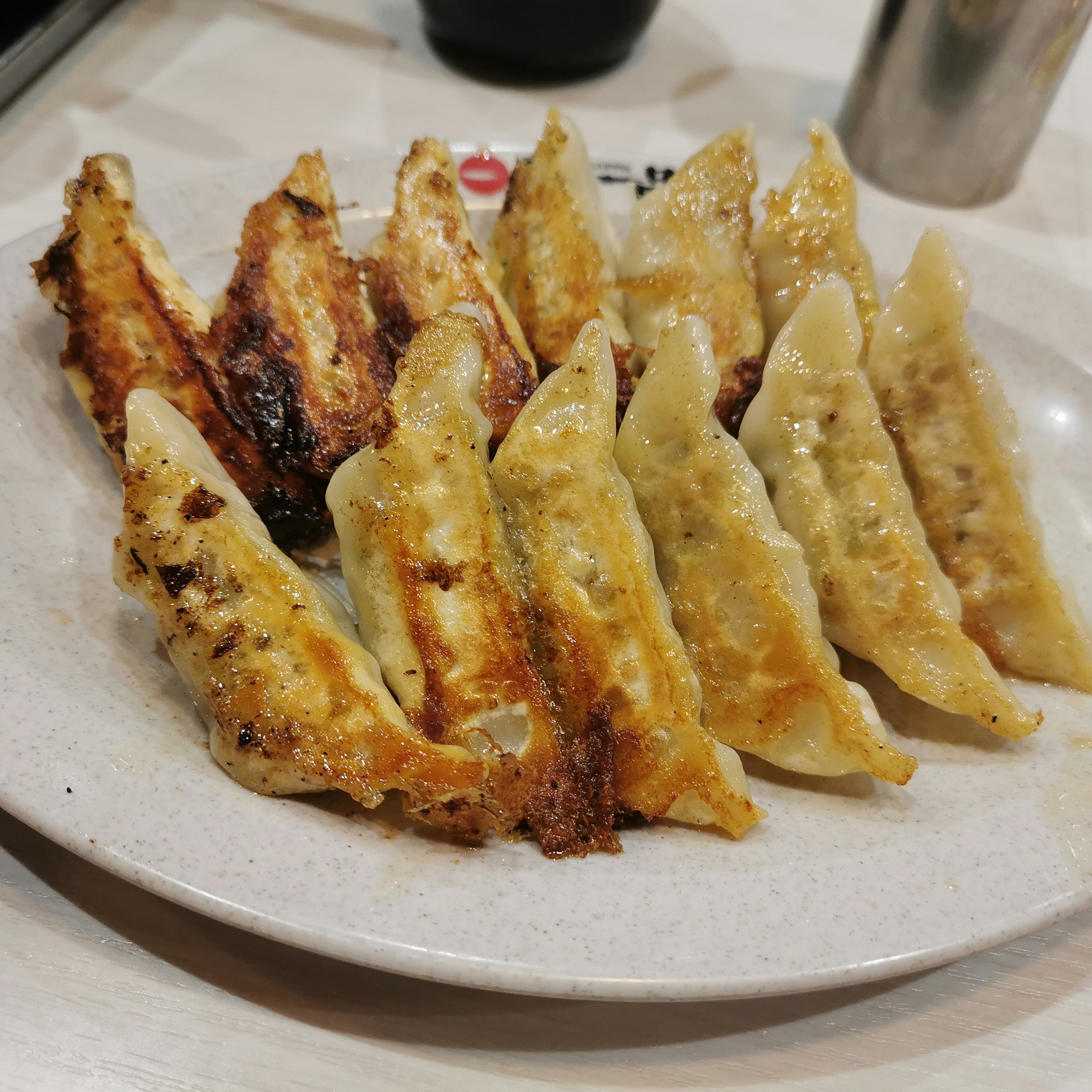 Plato de dumplings fritos dorados dispuestos ordenadamente