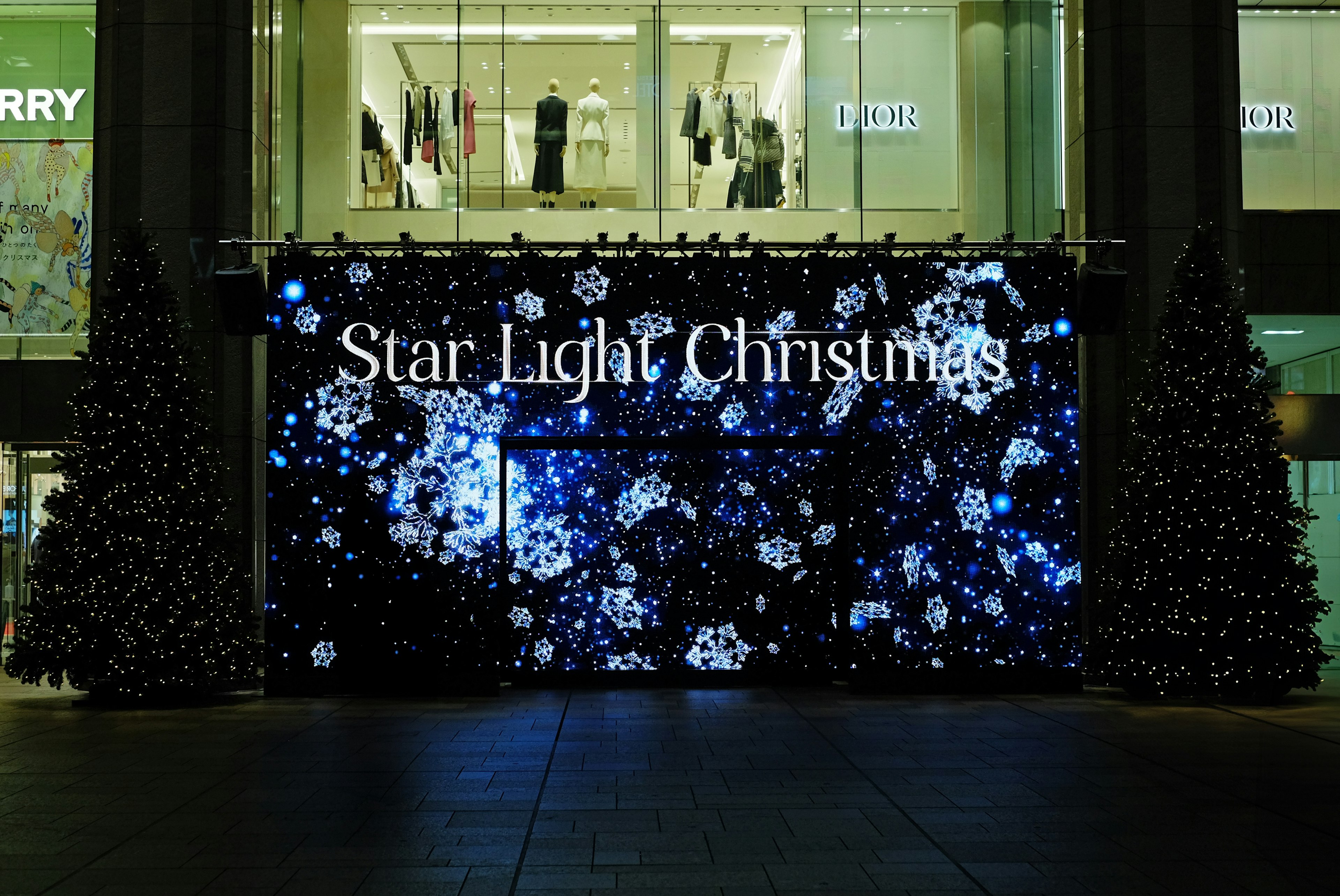 クリスマスの装飾が施された店舗の前にある「Star Light Christmas」の看板