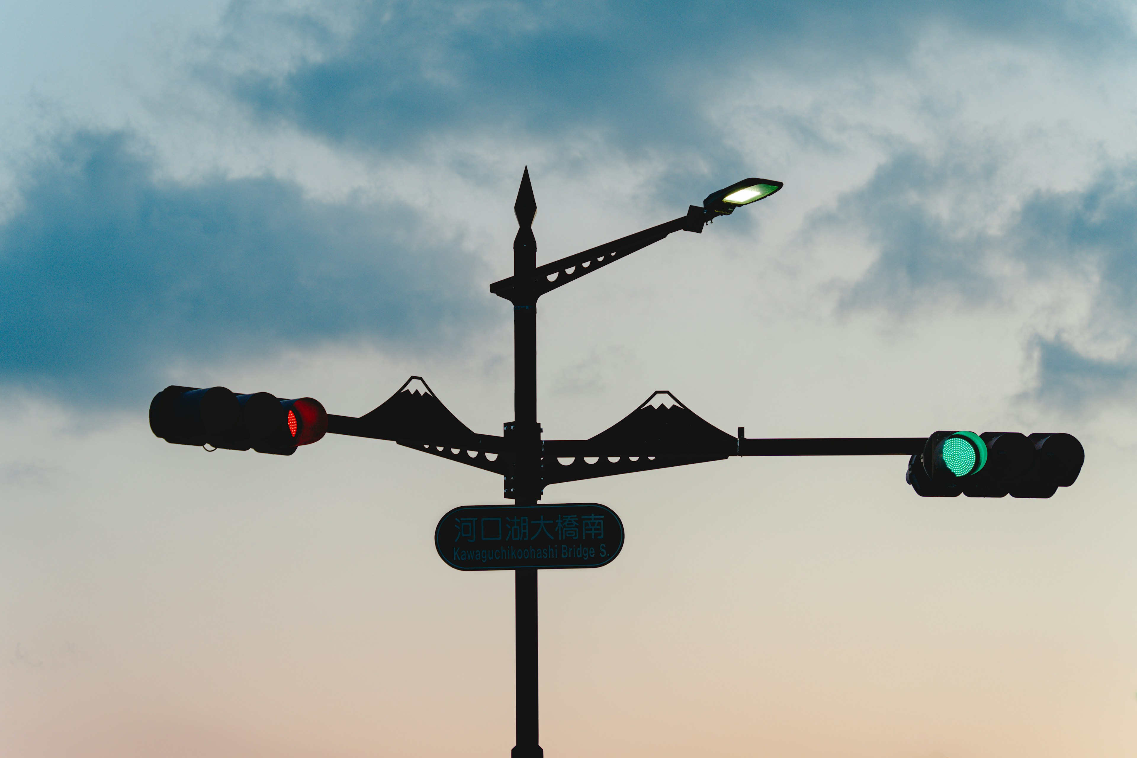 Semáforos en una intersección contra un cielo crepuscular