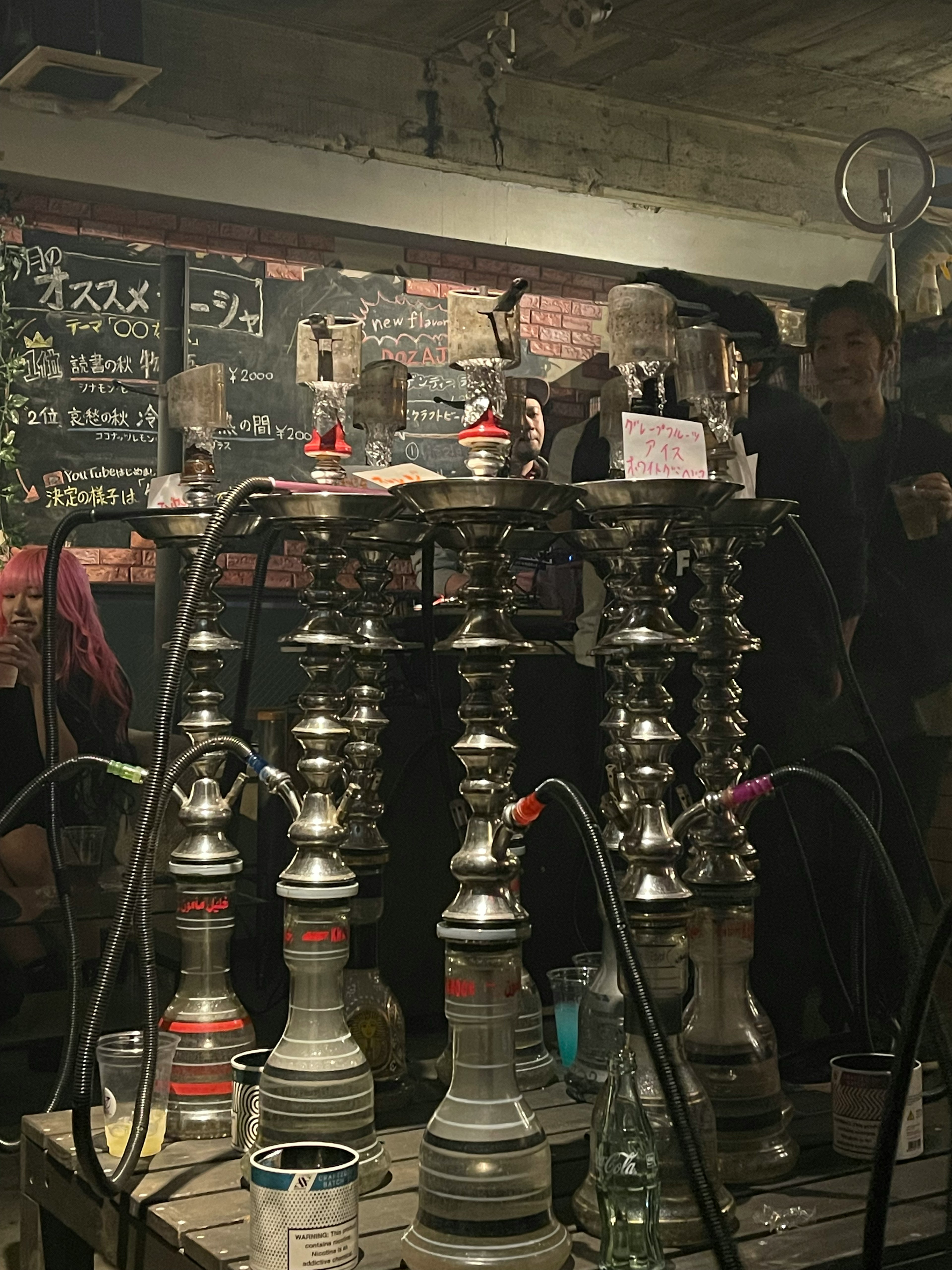 Nội thất của quán bar với nhiều bình shisha được trưng bày