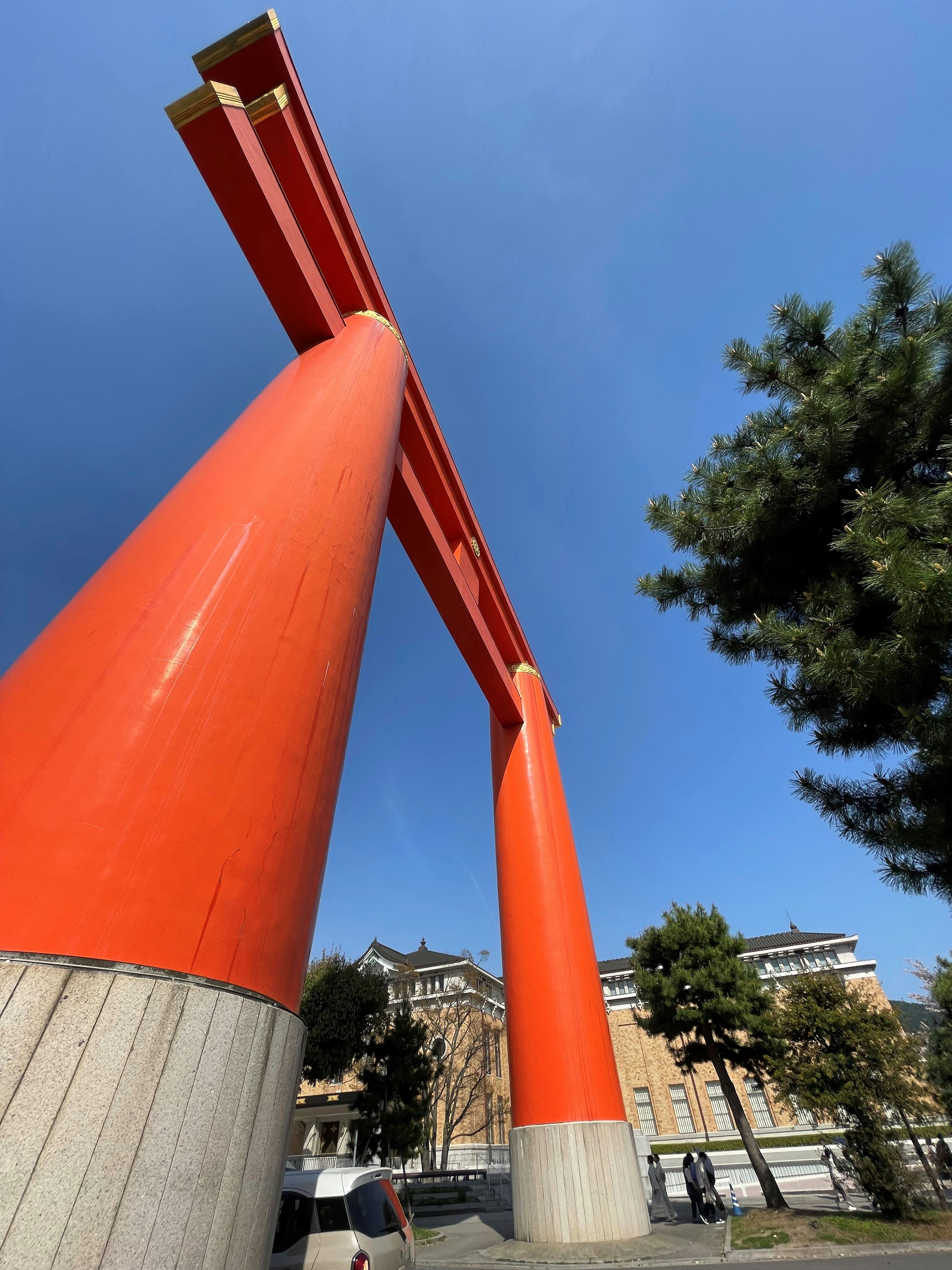 Gerbang torii merah di bawah langit biru