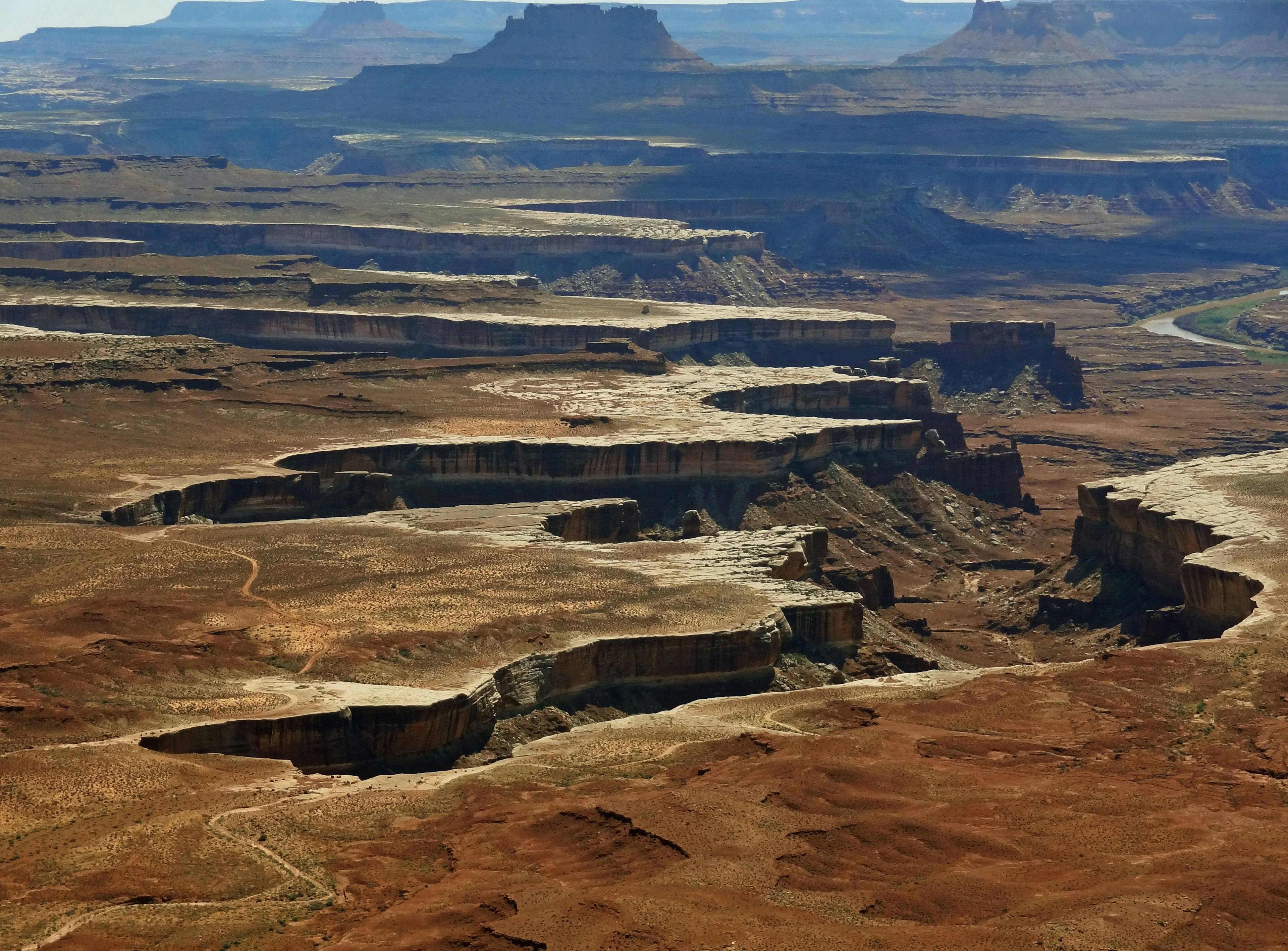 Amplio paisaje de cañón con formaciones rocosas en capas