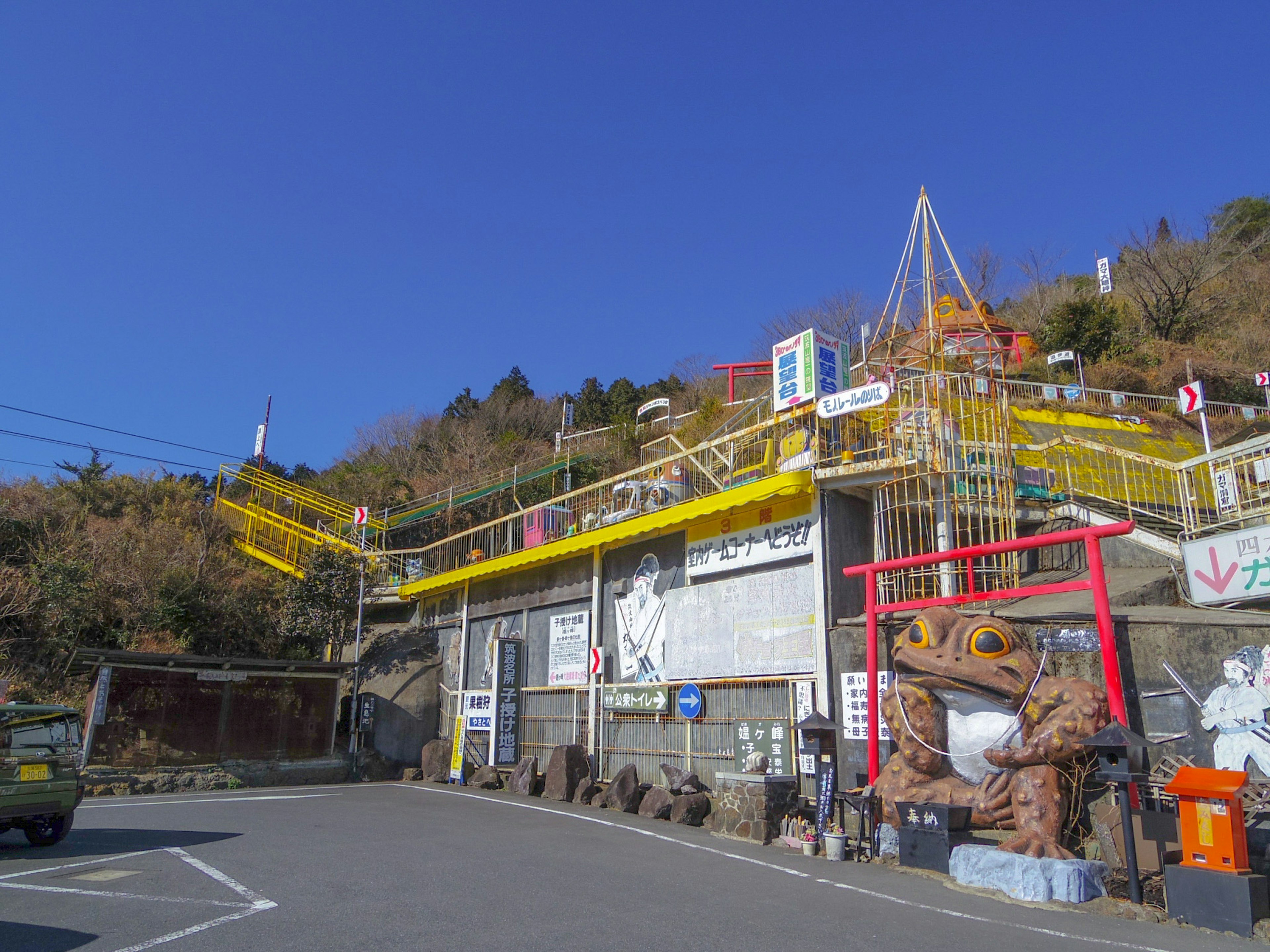 黄色い階段と山の上にある建物の風景