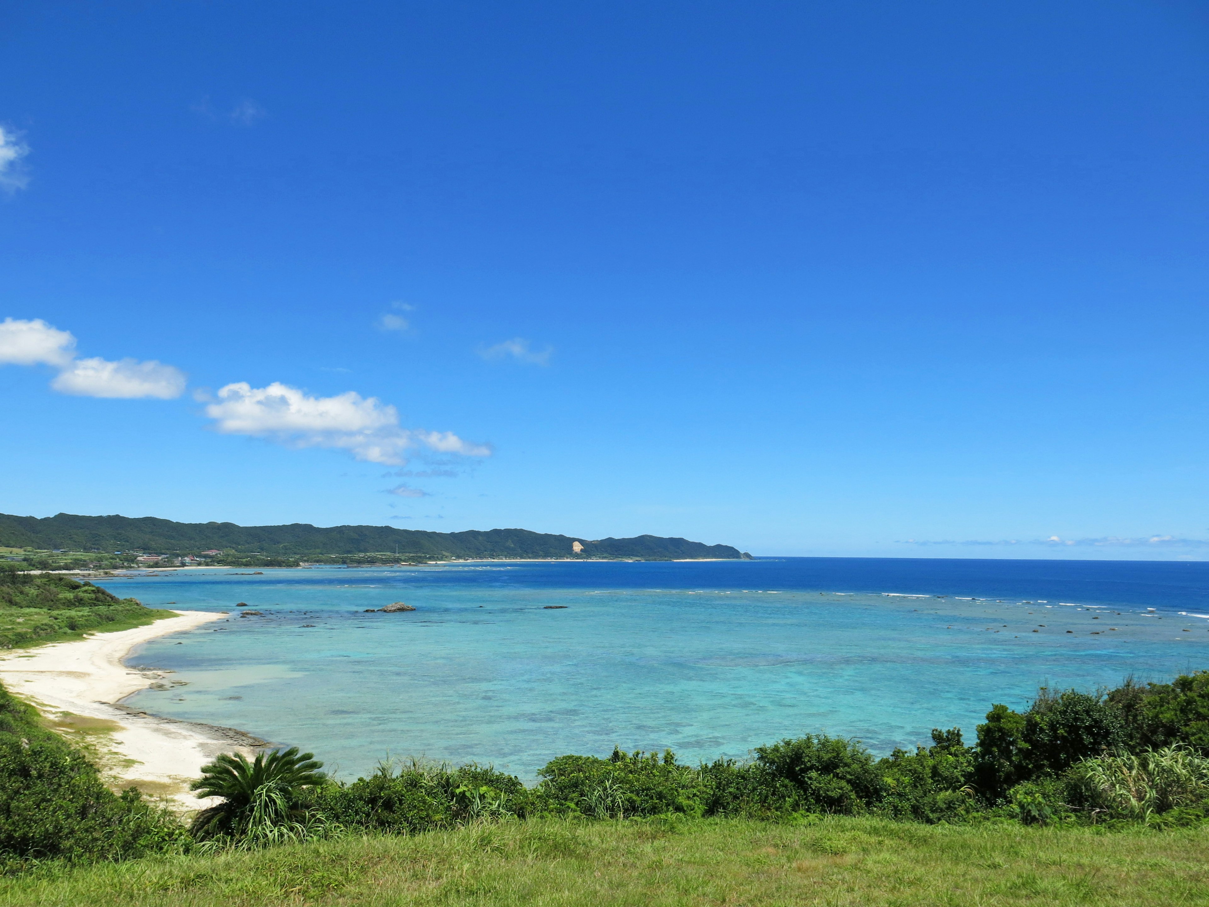 沖繩美麗的風景，藍色海洋和晴朗的天空