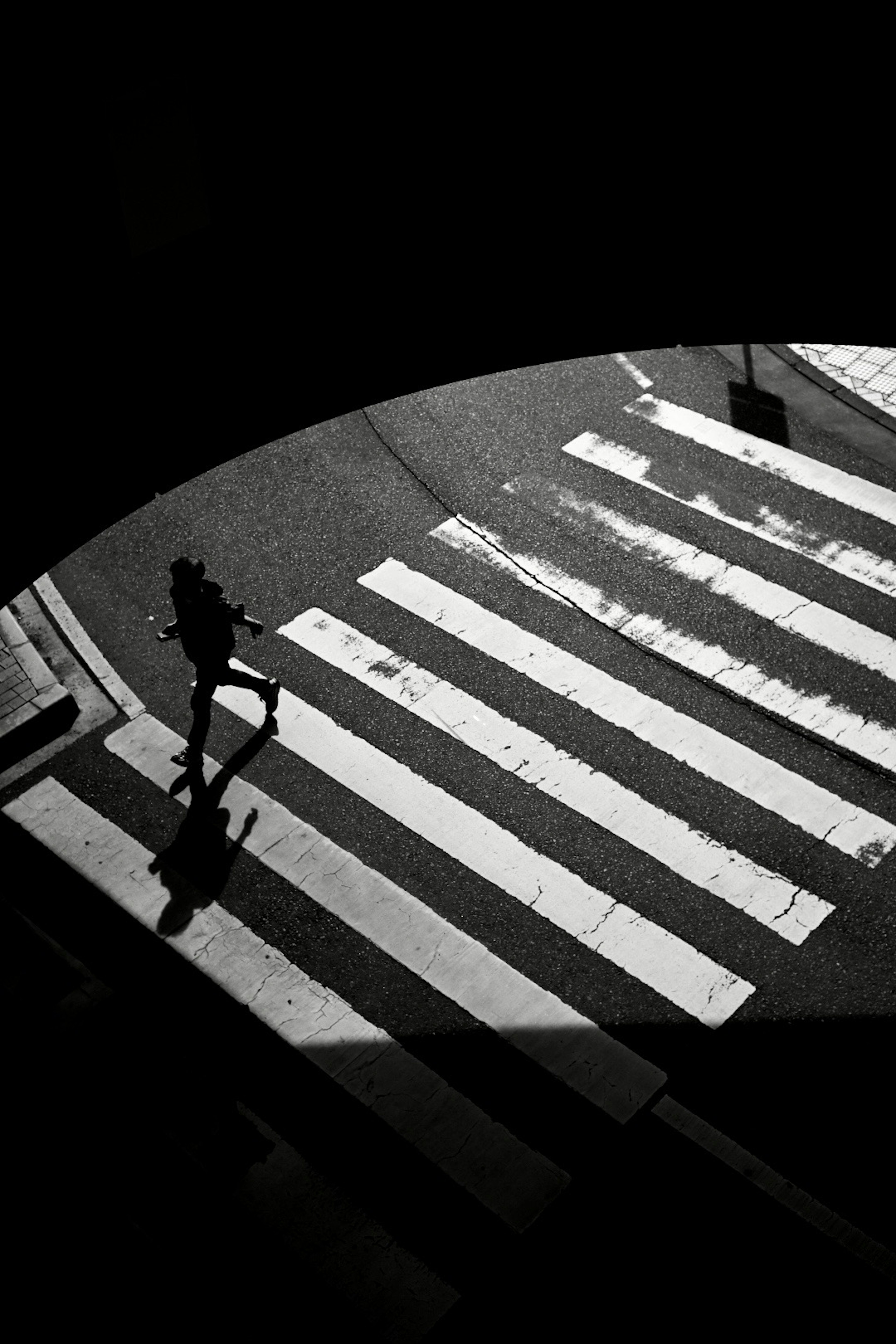 Silhouette orang menyeberang zebra hitam putih