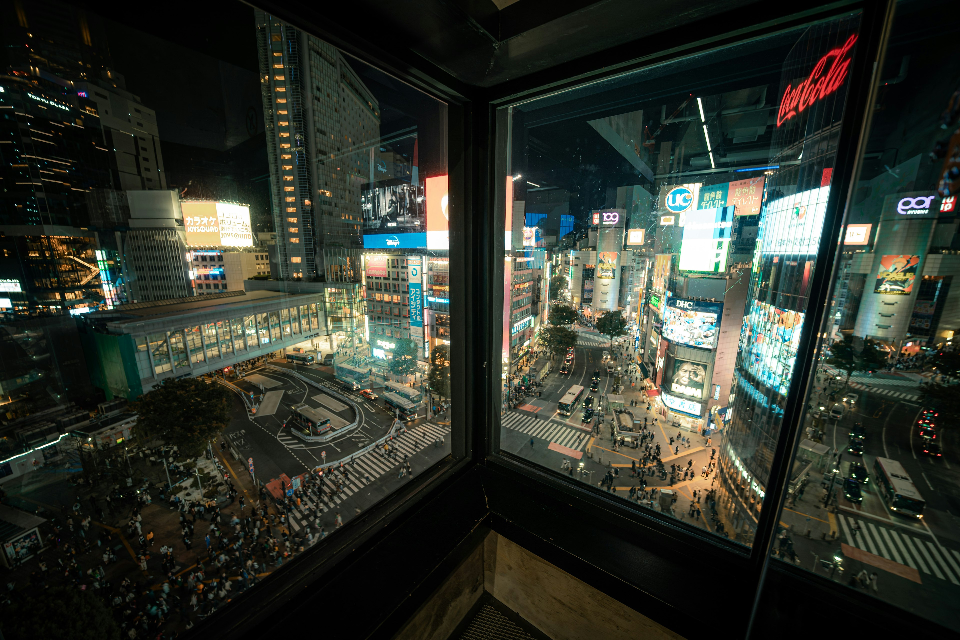 Pemandangan malam Persimpangan Shibuya di Tokyo Lampu terang dari gedung dan kerumunan yang ramai