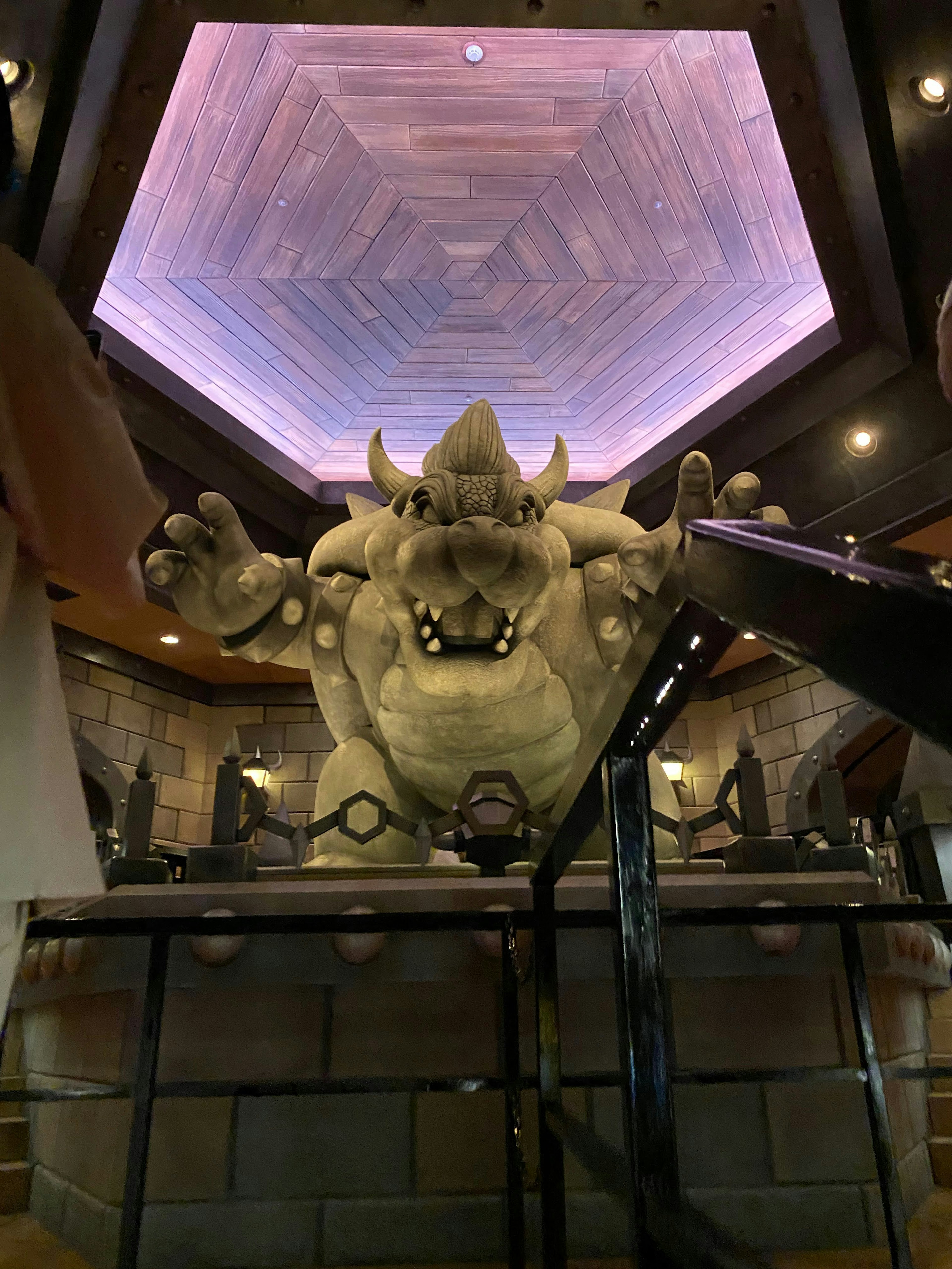 Photo d'une grande statue de monstre exposée dans un espace intérieur