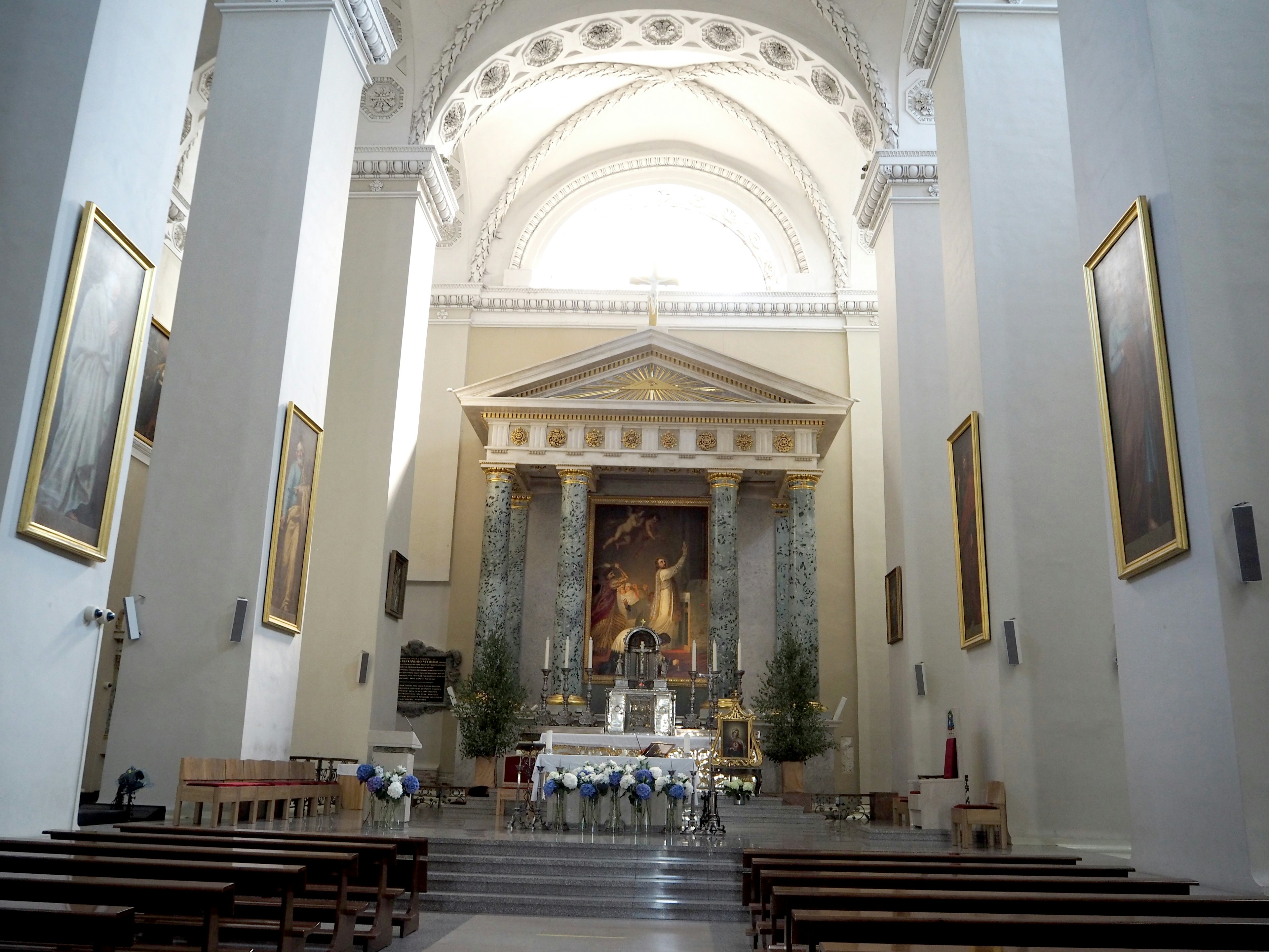 Interno bellissimo di una chiesa con soffitti alti e archi decorativi