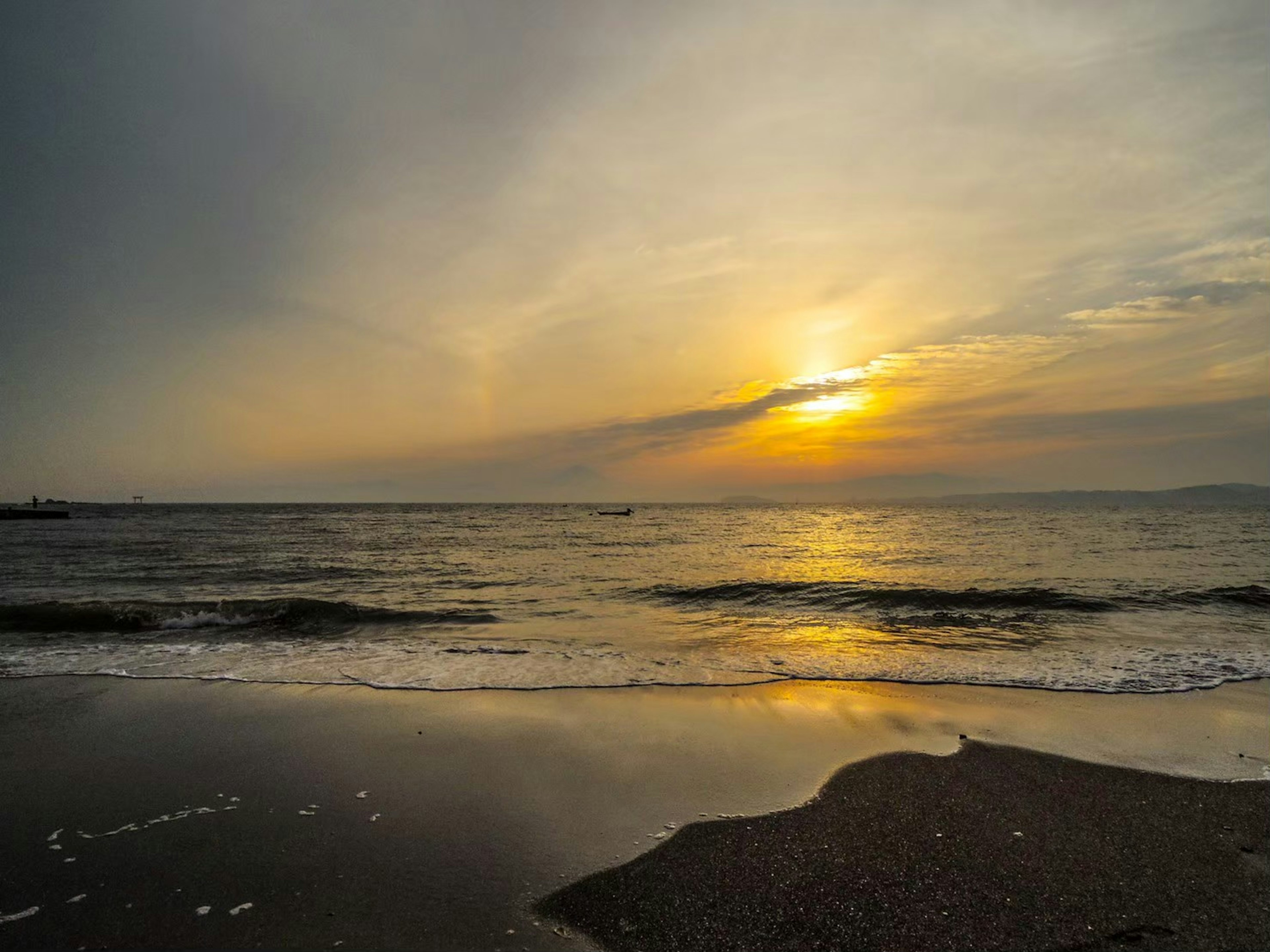 Bellissimo paesaggio marittimo con tramonto