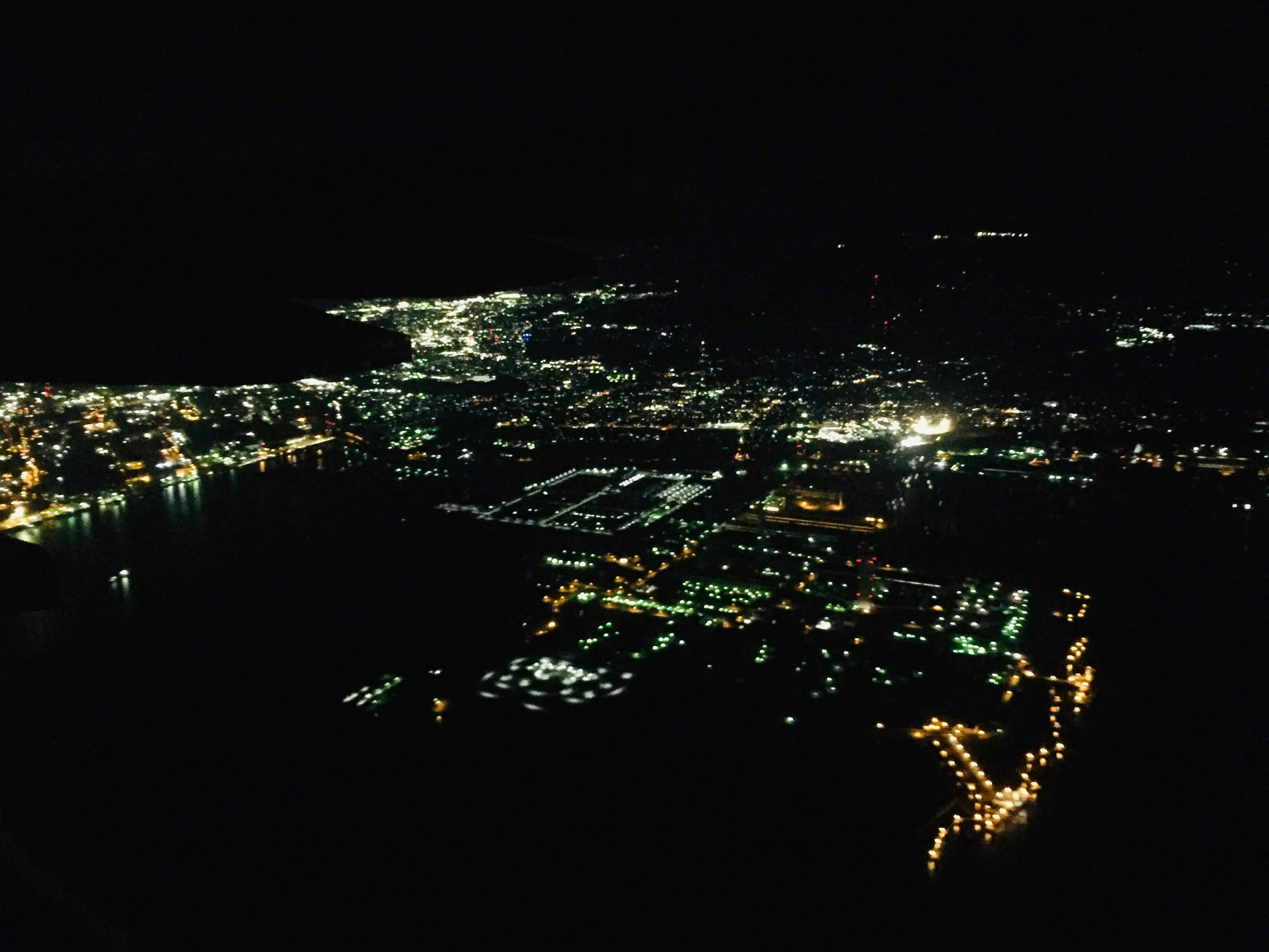 Vista aerea di una città di notte con luci brillanti