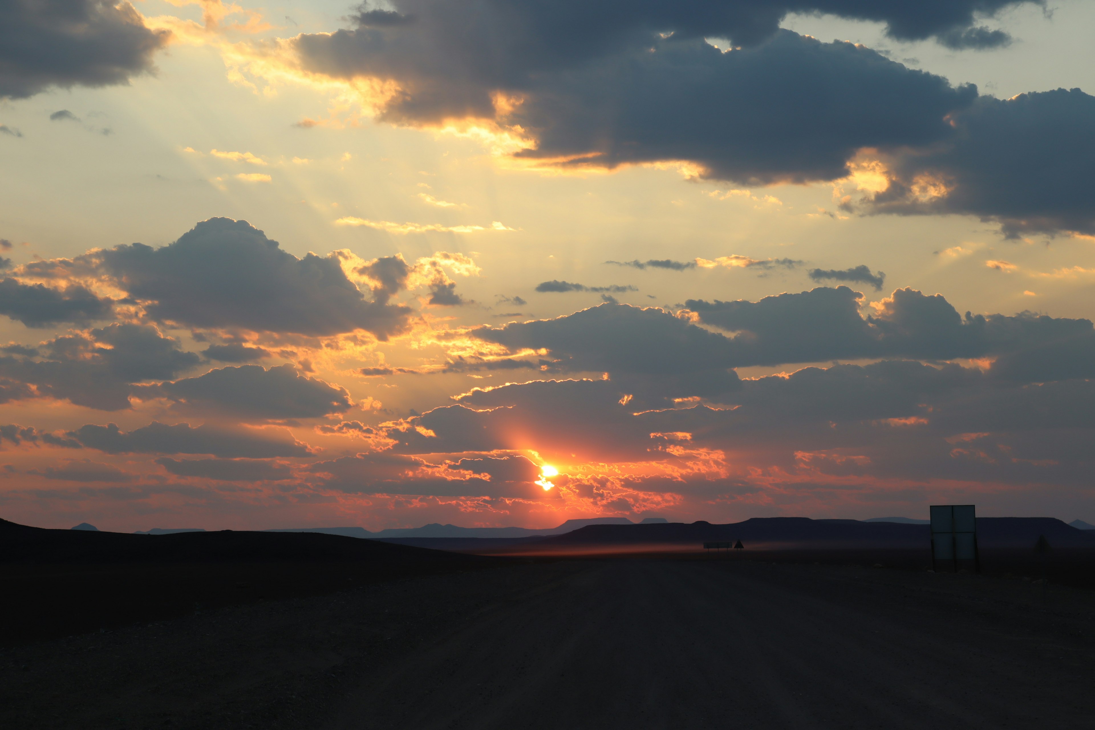 Hermoso atardecer con cielo colorido y carretera