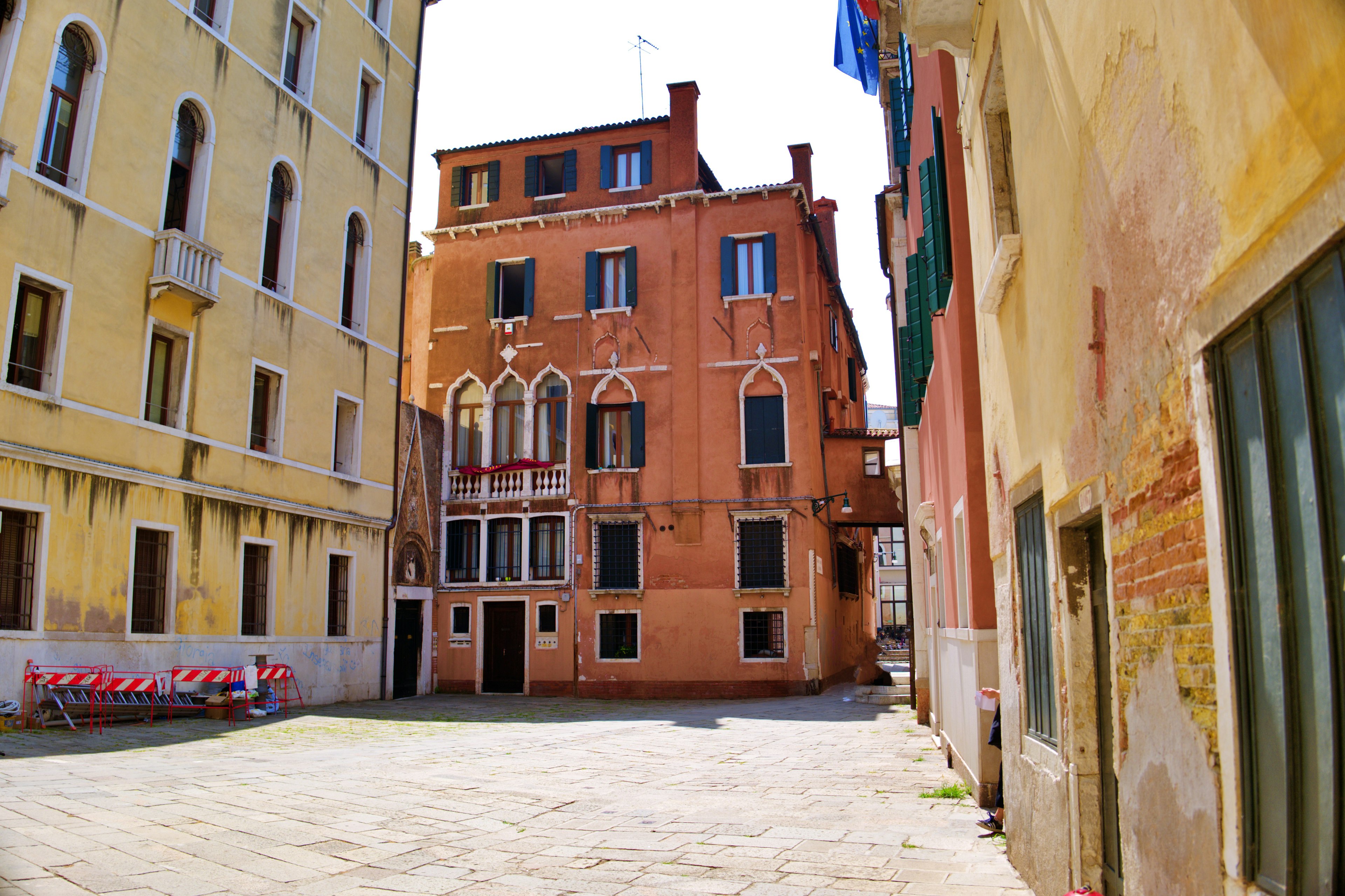 Vista di un antico edificio che si affaccia su una piazza stretta a Venezia