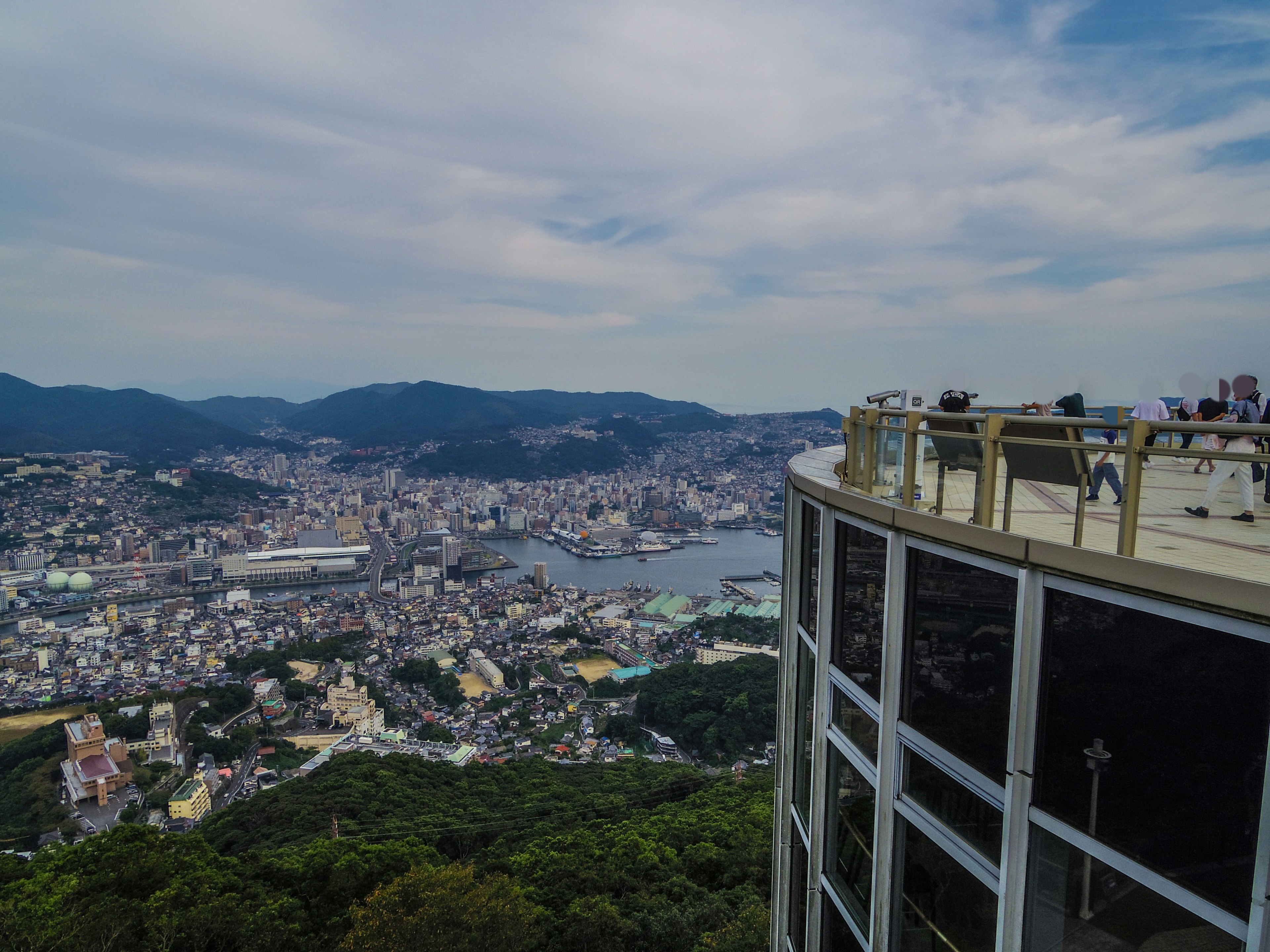 長崎の美しい海と山の景色を望む展望台の風景