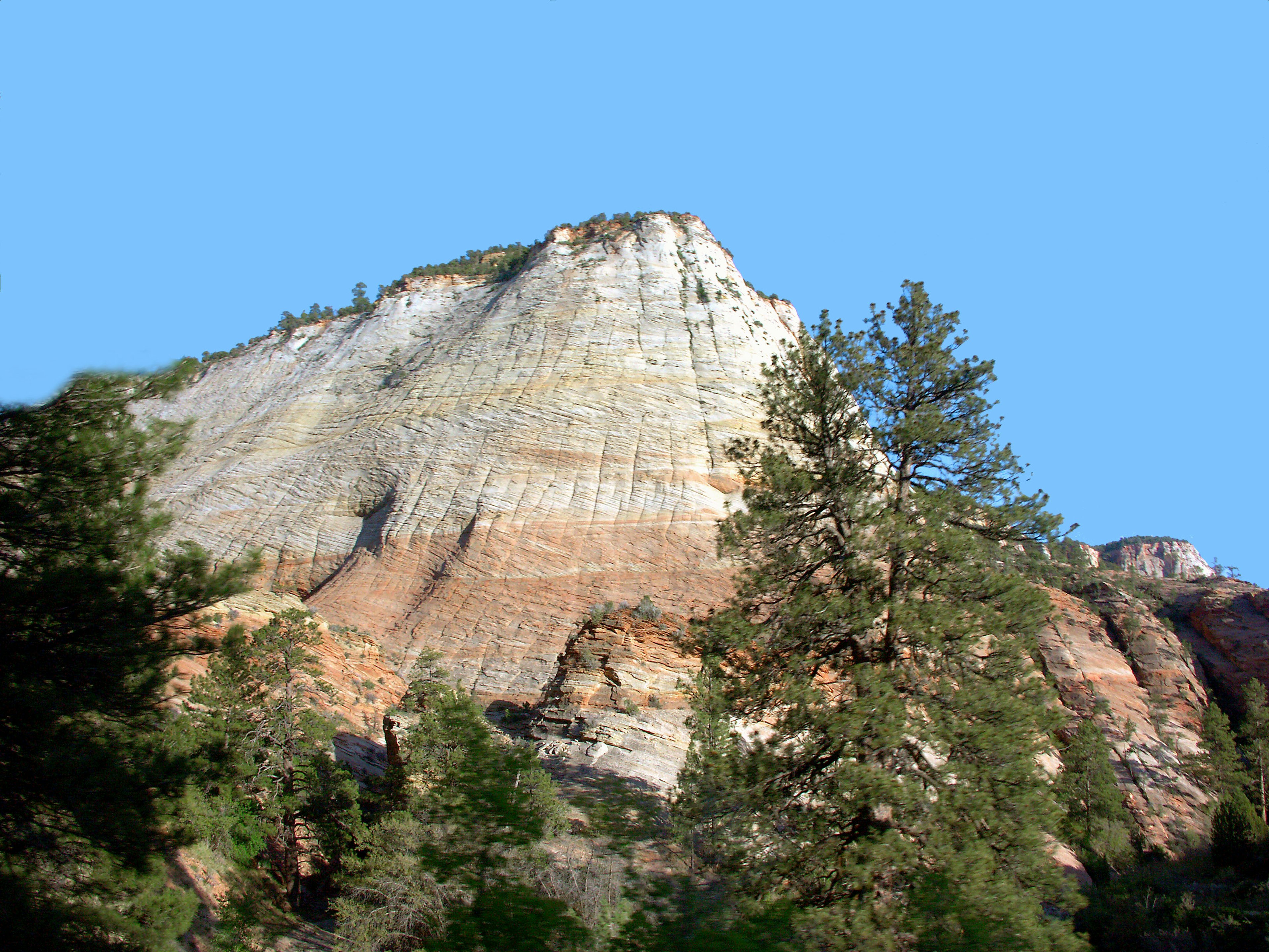 Pemandangan gunung yang mengesankan di Taman Nasional Zion di bawah langit biru