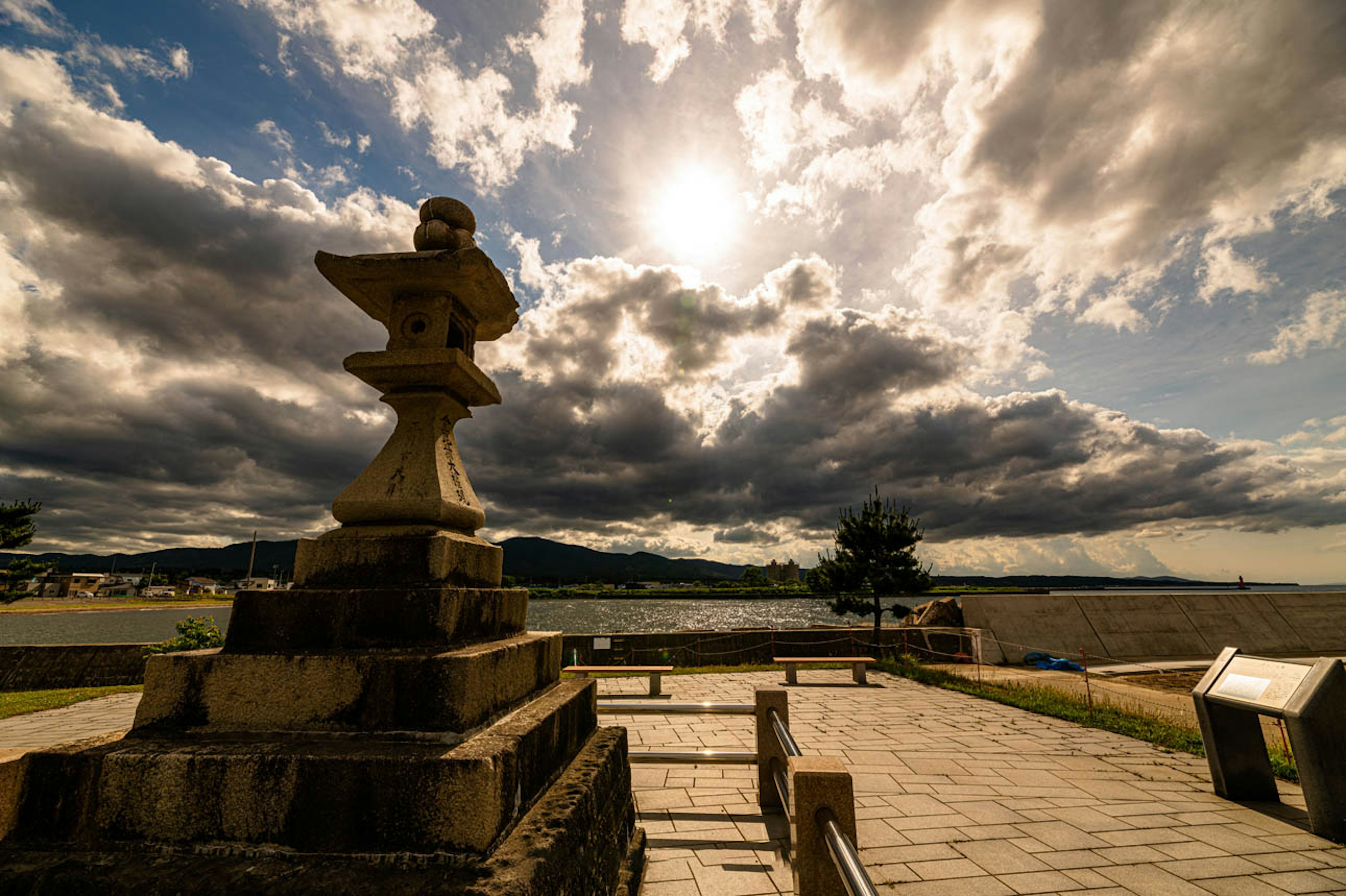 Escultura cerca del mar bajo un cielo nublado