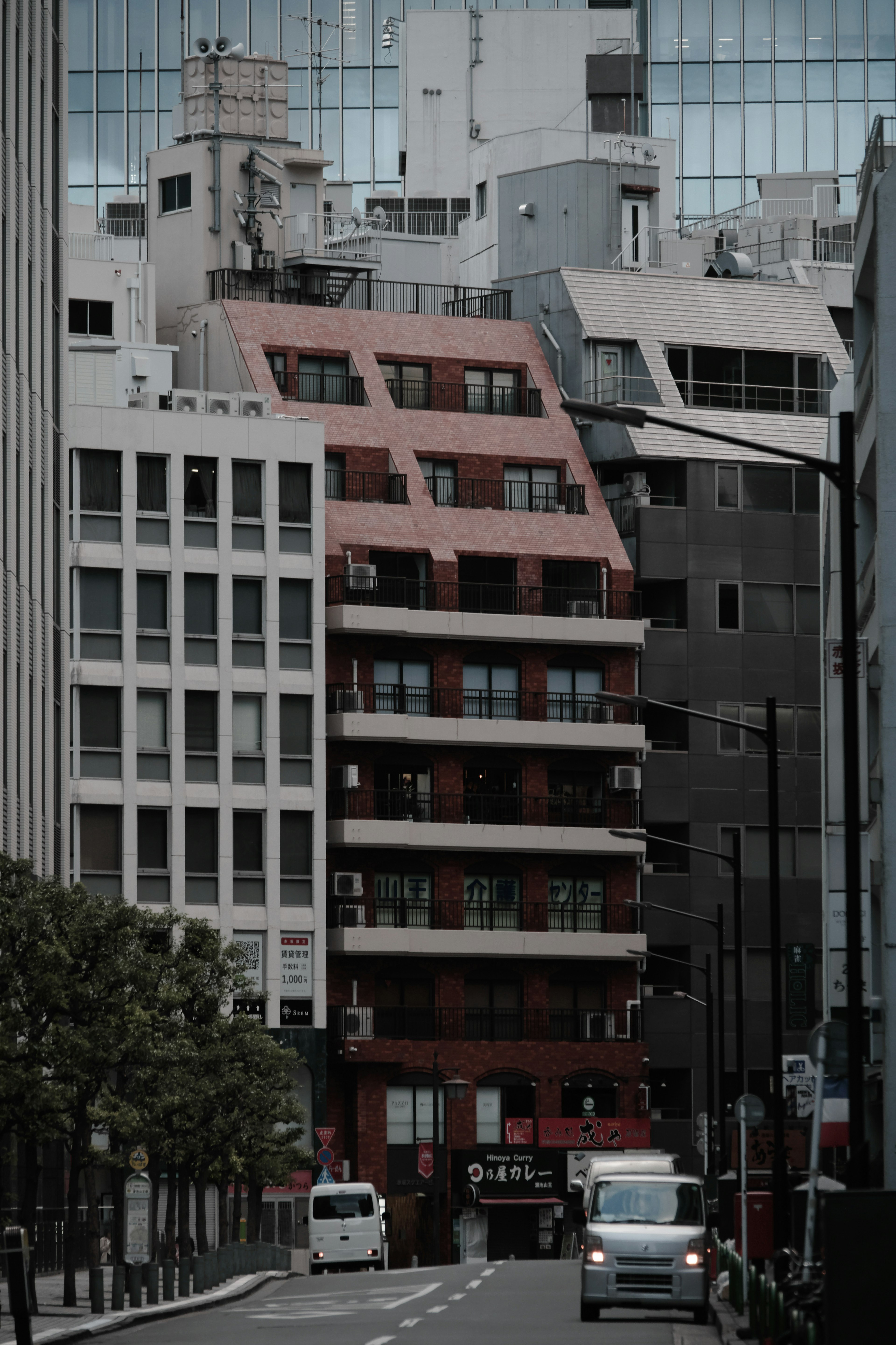 Paisaje urbano con varios edificios y una fachada roja